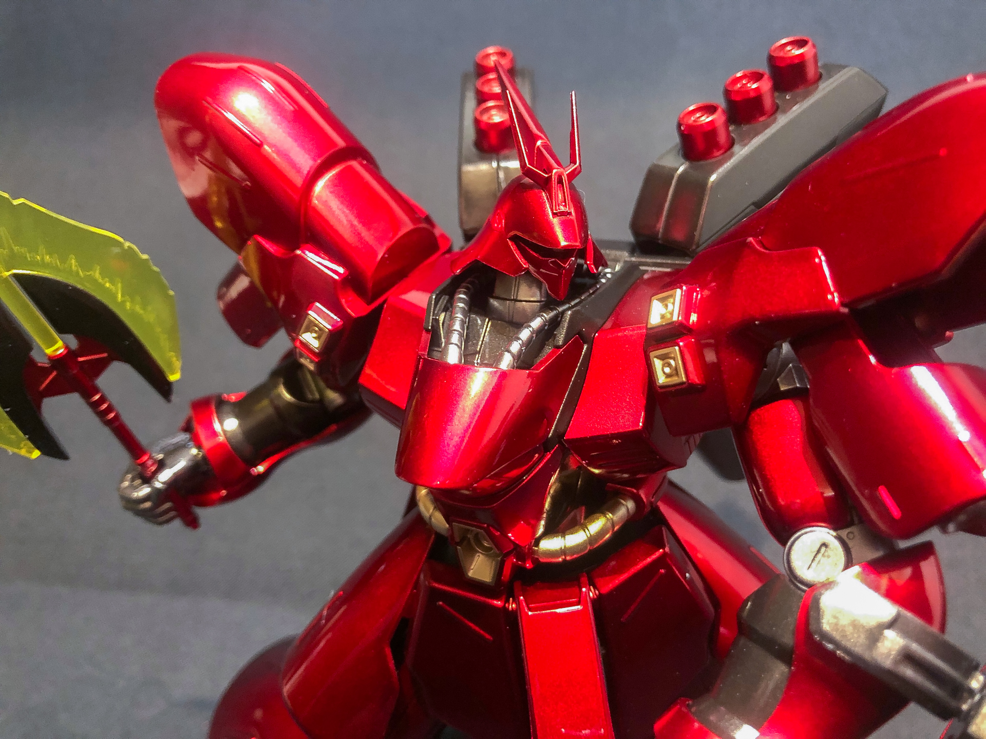 顔のアップ。サザビーはモノアイMSの中でもトップクラスのイケメンです。