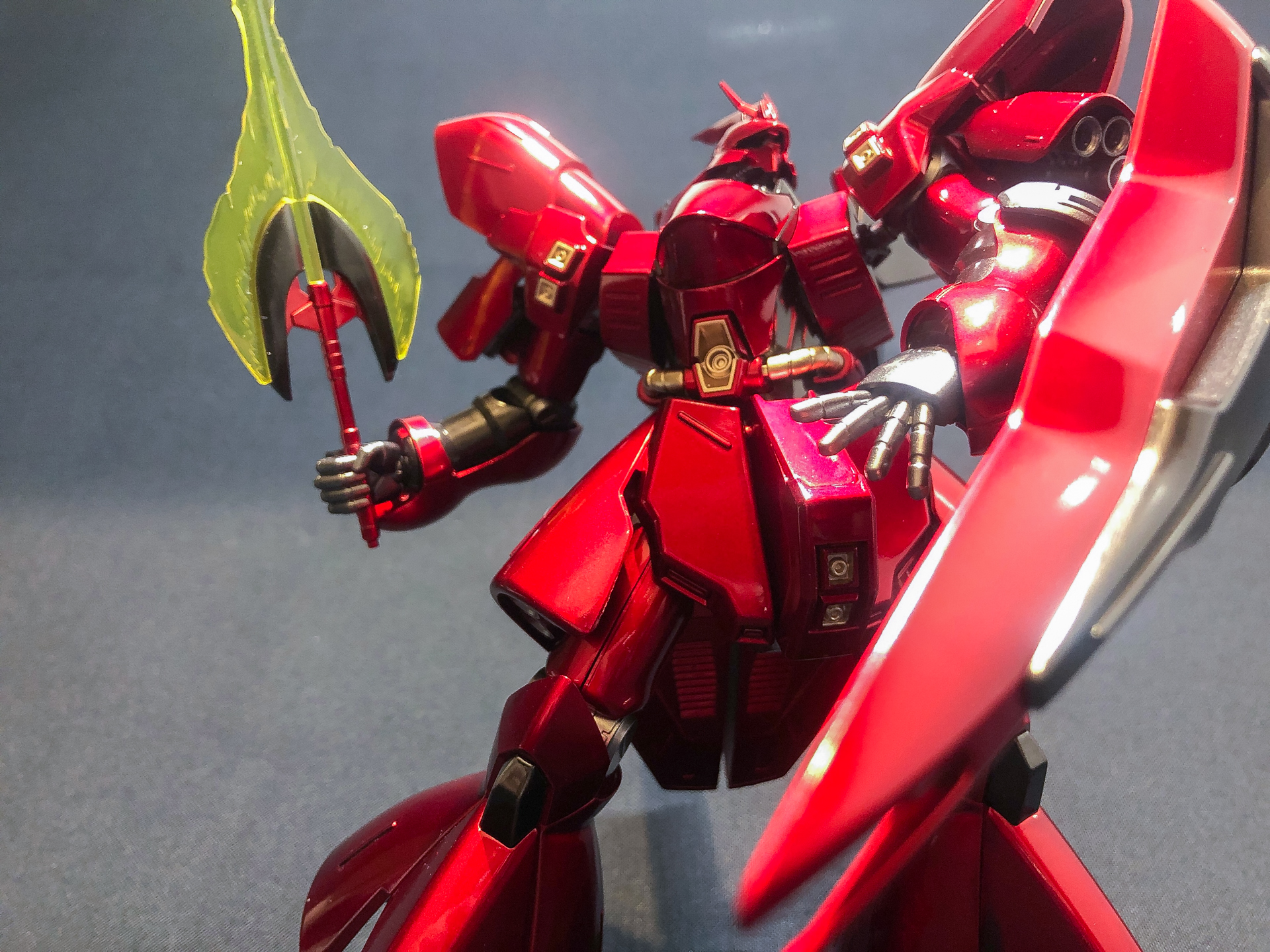 下から、煽りで撮影してみました。下からあおることでMSの大きさを感じることができます。