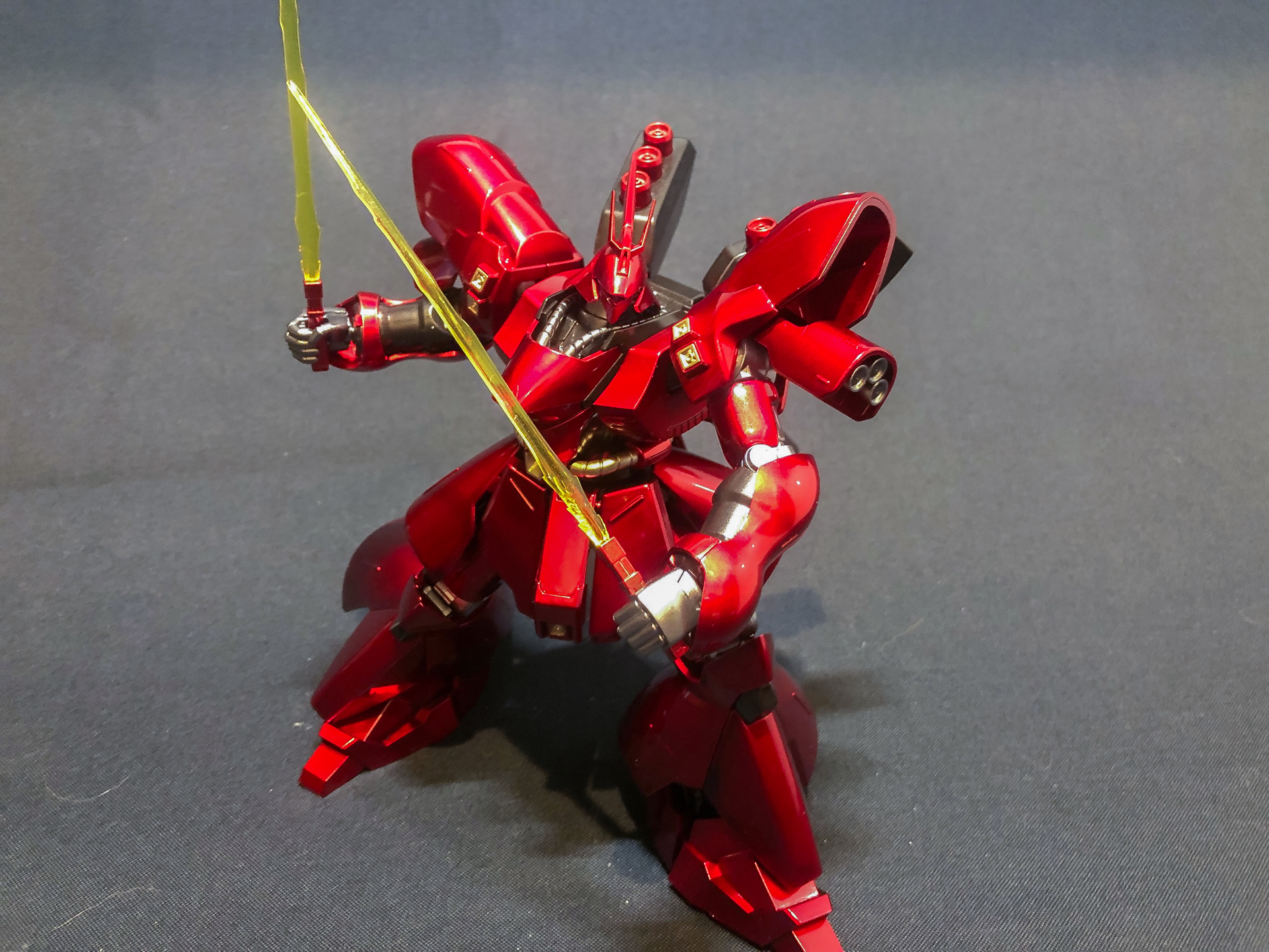 ビームサーベルを構えてみました。このビームサーベルもサザビー専用のエフェクトパーツとなっています。