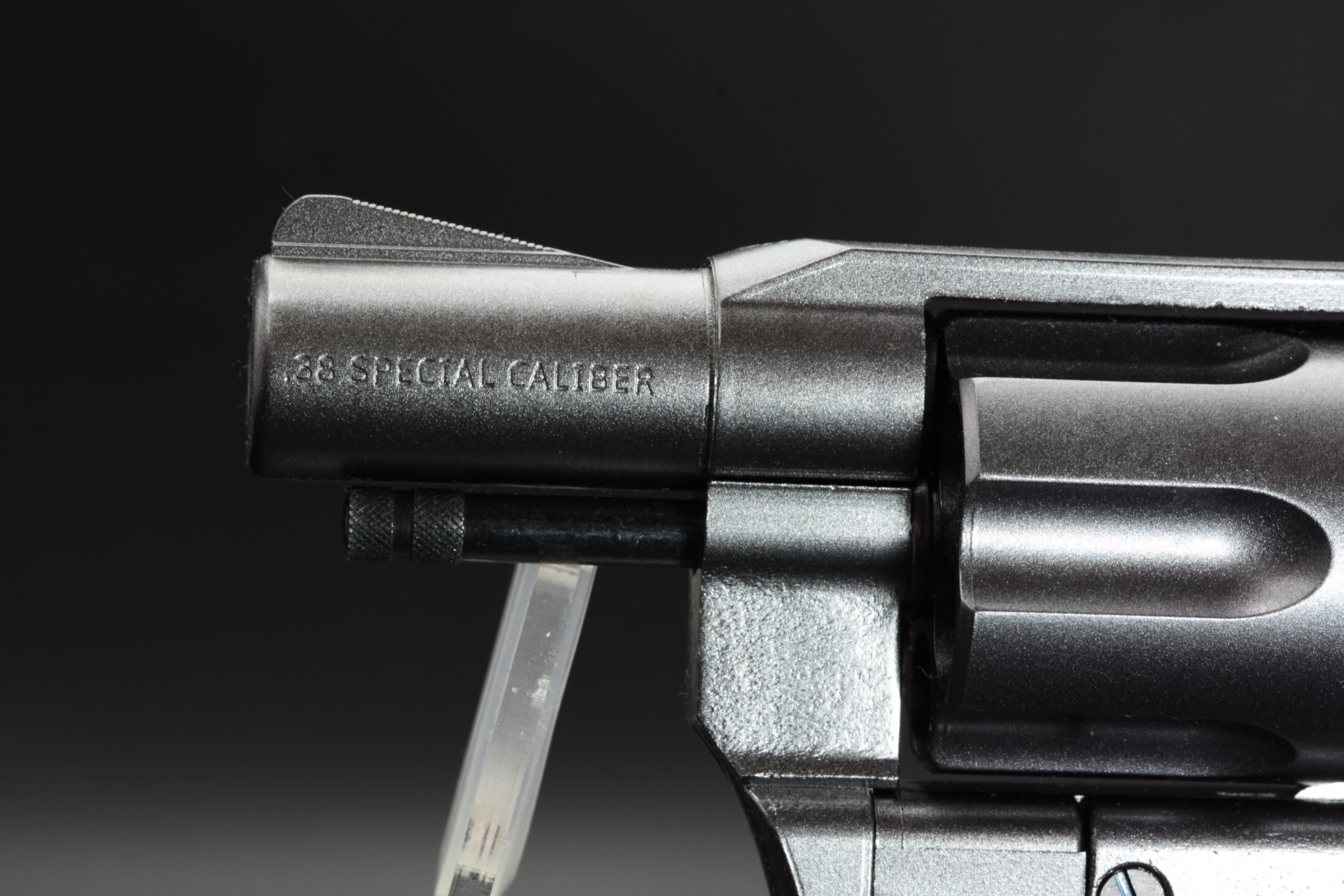 リバティチーフは当時人気の高かったM36とディテクティブスペシャルを参考にしている。銃身のデザインはM36だが、その下のエジェクターロッドはディテクティブスペシャルと同じように固定されていない
