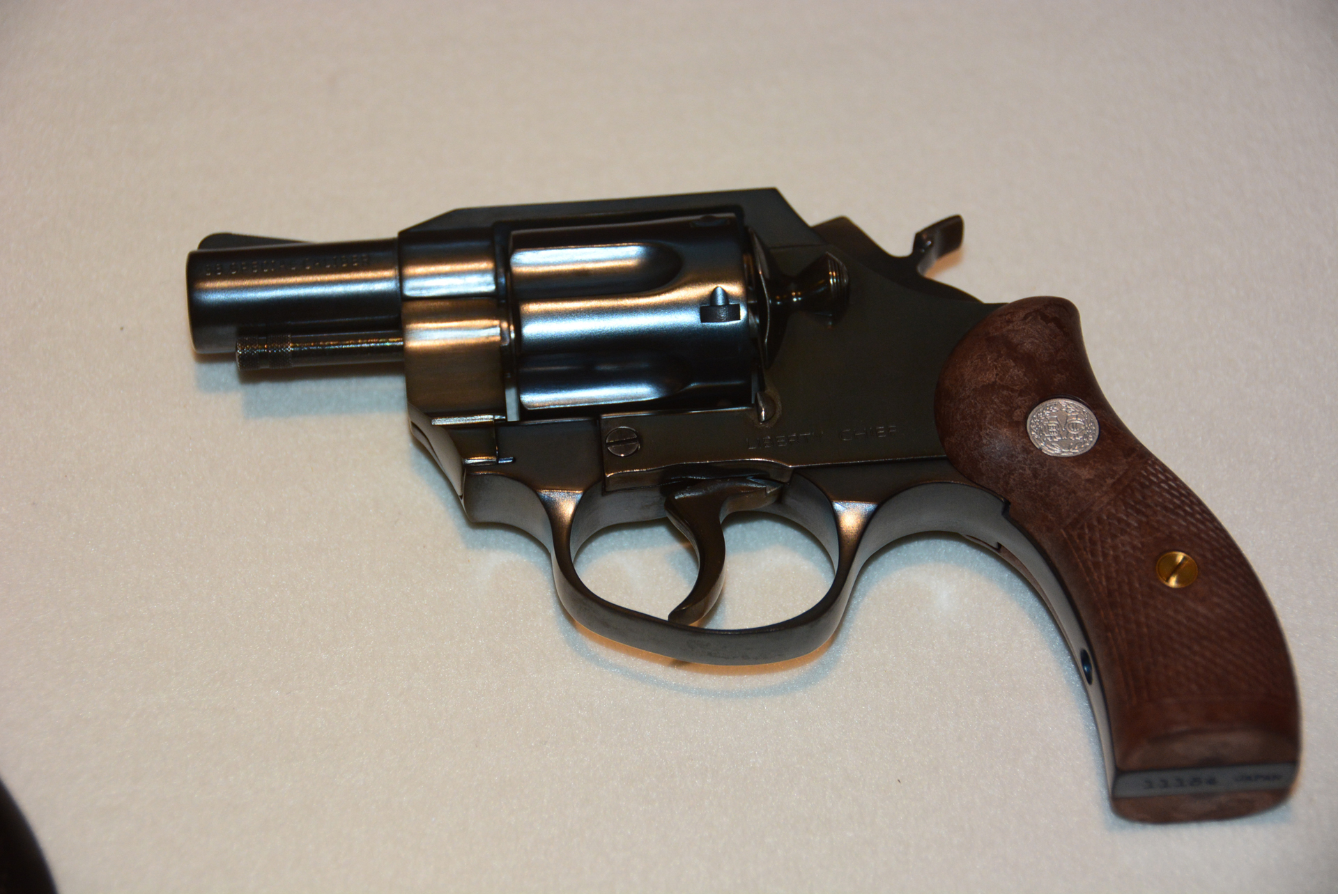 ショーケースに飾られた「LIBERTY CHIEF .38special」のスペシャルバージョン。北米での流通していたバージョンを意識し、さび止めのブルーイングがなされている。グリップも木のグリップを使用木のグリップは今後販売予定とのこと
