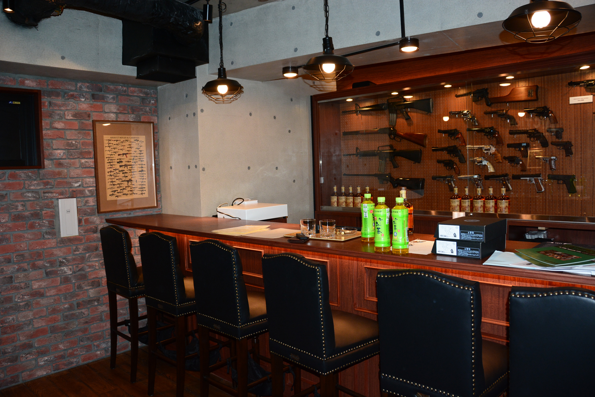 モデルガンを手にお酒が飲めるショールーム。禁酒法時代の隠れ酒場をイメージ