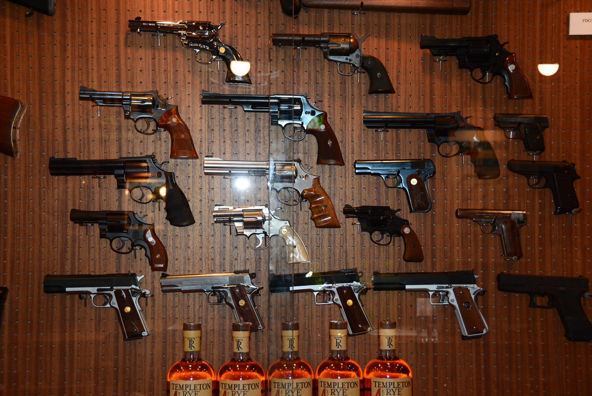 カウンターの向こうは松岡氏の私物のモデルガンを展示。絶版の貴重なものも