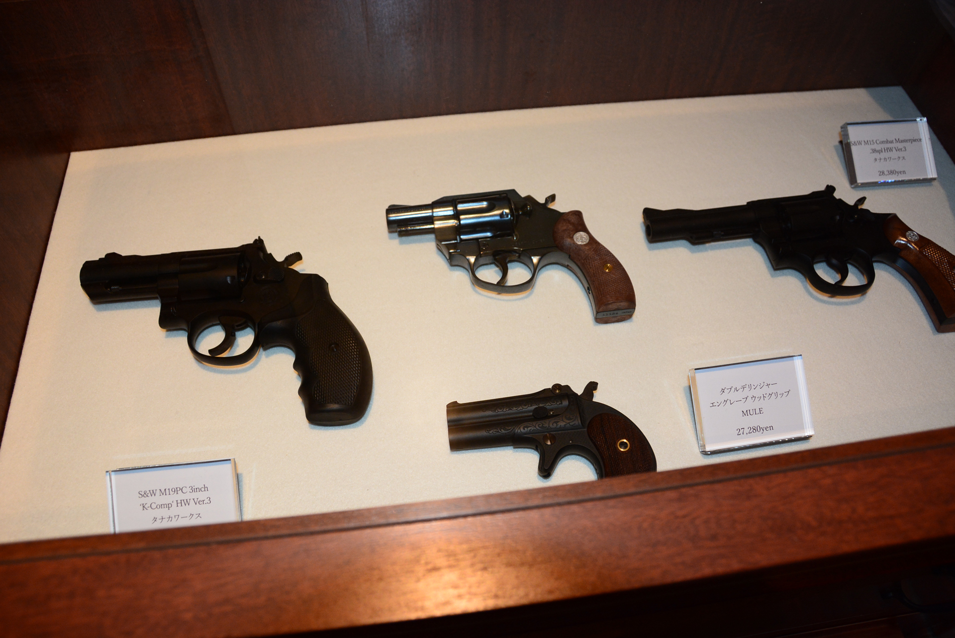 カウンターの後ろのショーケースは販売品。その場で購入可能だ