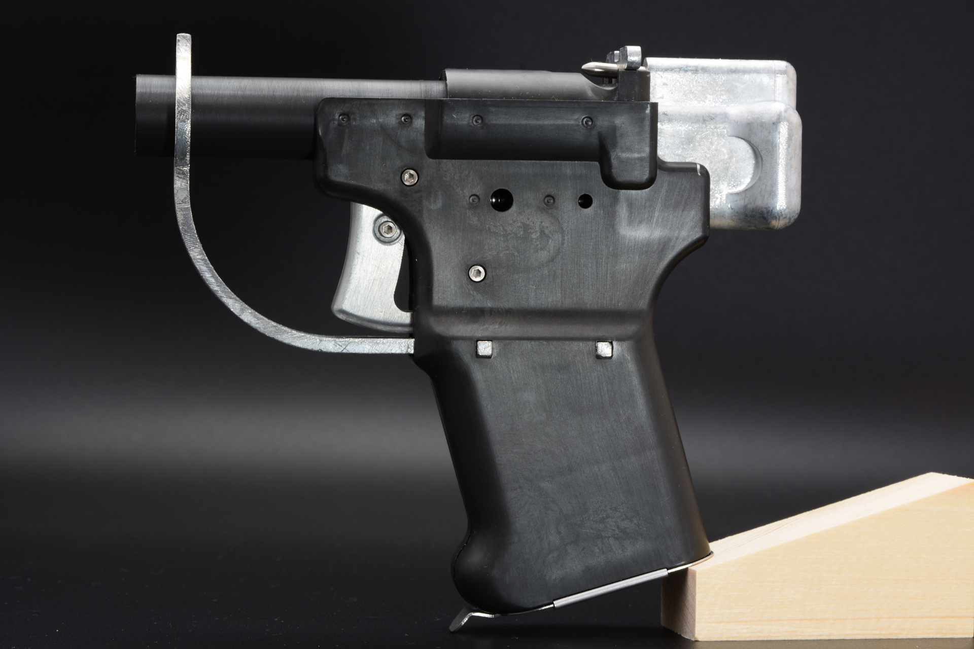 ハートフォードのモデルガン「リバレーター2022」は、黒い部分がヘビーウェイト樹脂となる。この樹脂は鉄のような質感と樹脂のみよりずっと重くなる。ヤスリで磨くことで練り込まれた金属部分が多く露出するので、実銃のような「ブルーイング(さび止めの表面処理)」も可能だ