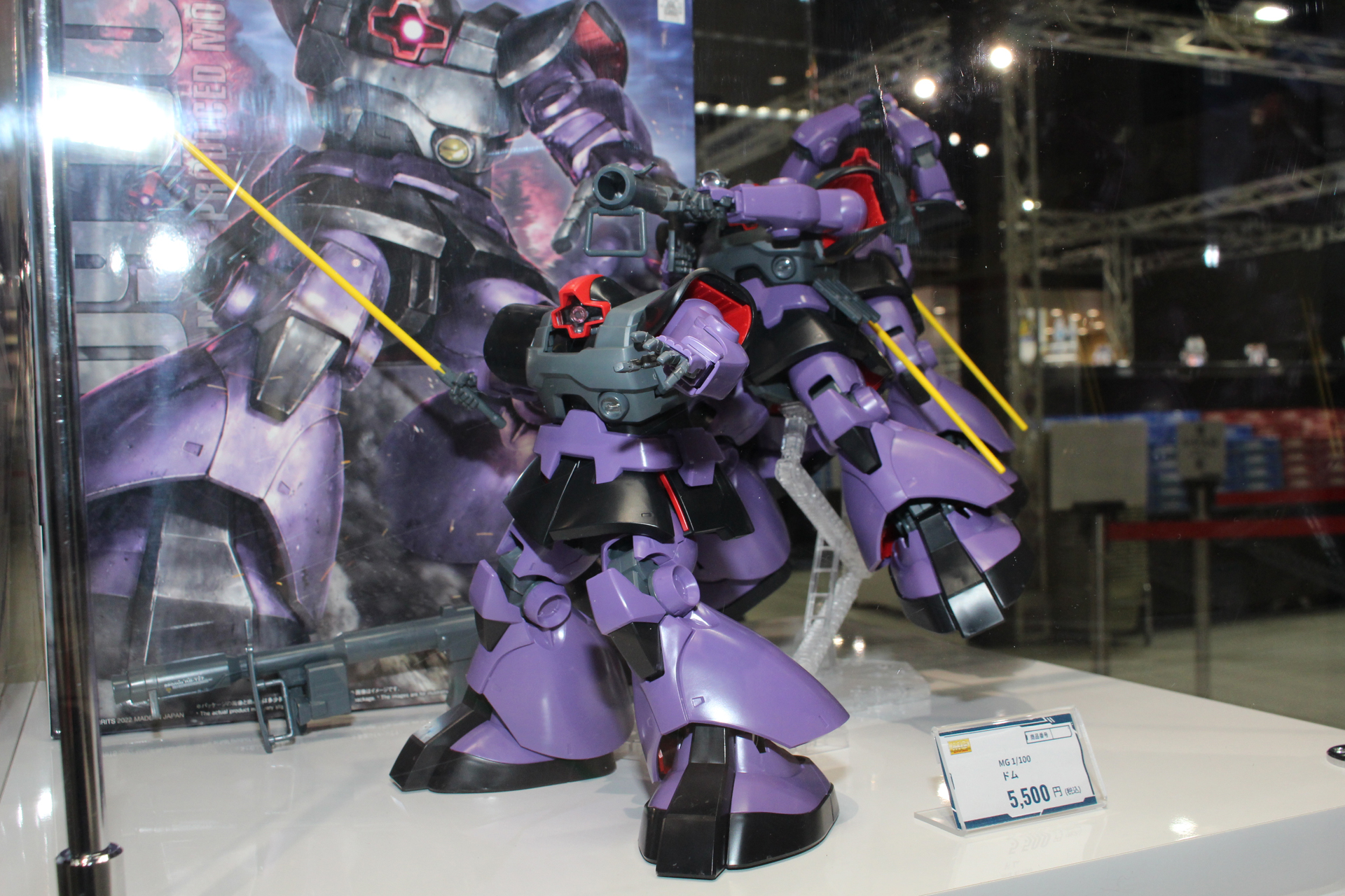 展示では迫力のトリプル・ドムを再現。ポーズの多彩さをアピールしている