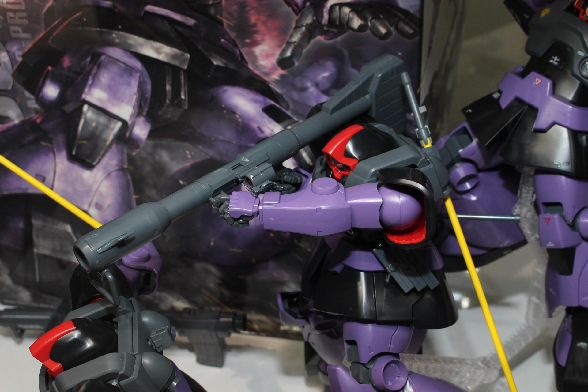 ドムを象徴する武器、ジャイアント・バズも違和感なく構えられる