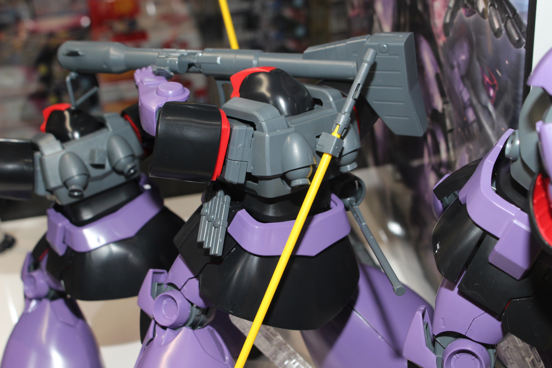 マシンガンのマガジンやシュツルム・ファウストは腰に装備可能