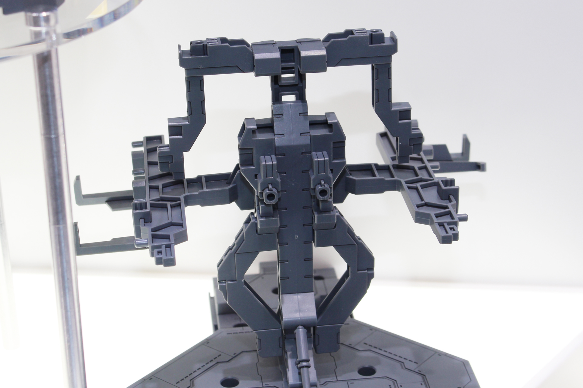 ディスプレイ用の支柱とアームが用意されている