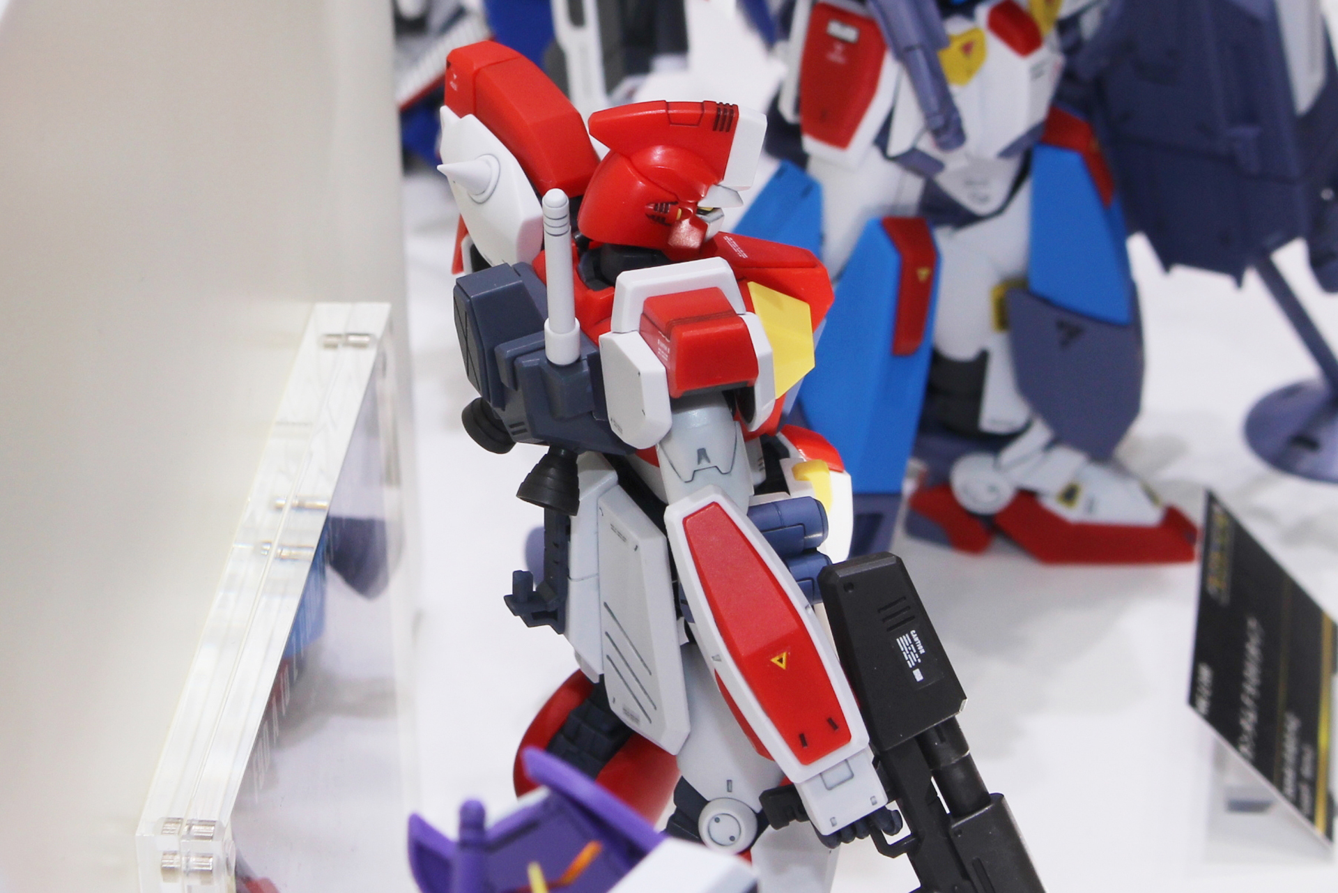 バックパックのビーム・サーベルは1本に