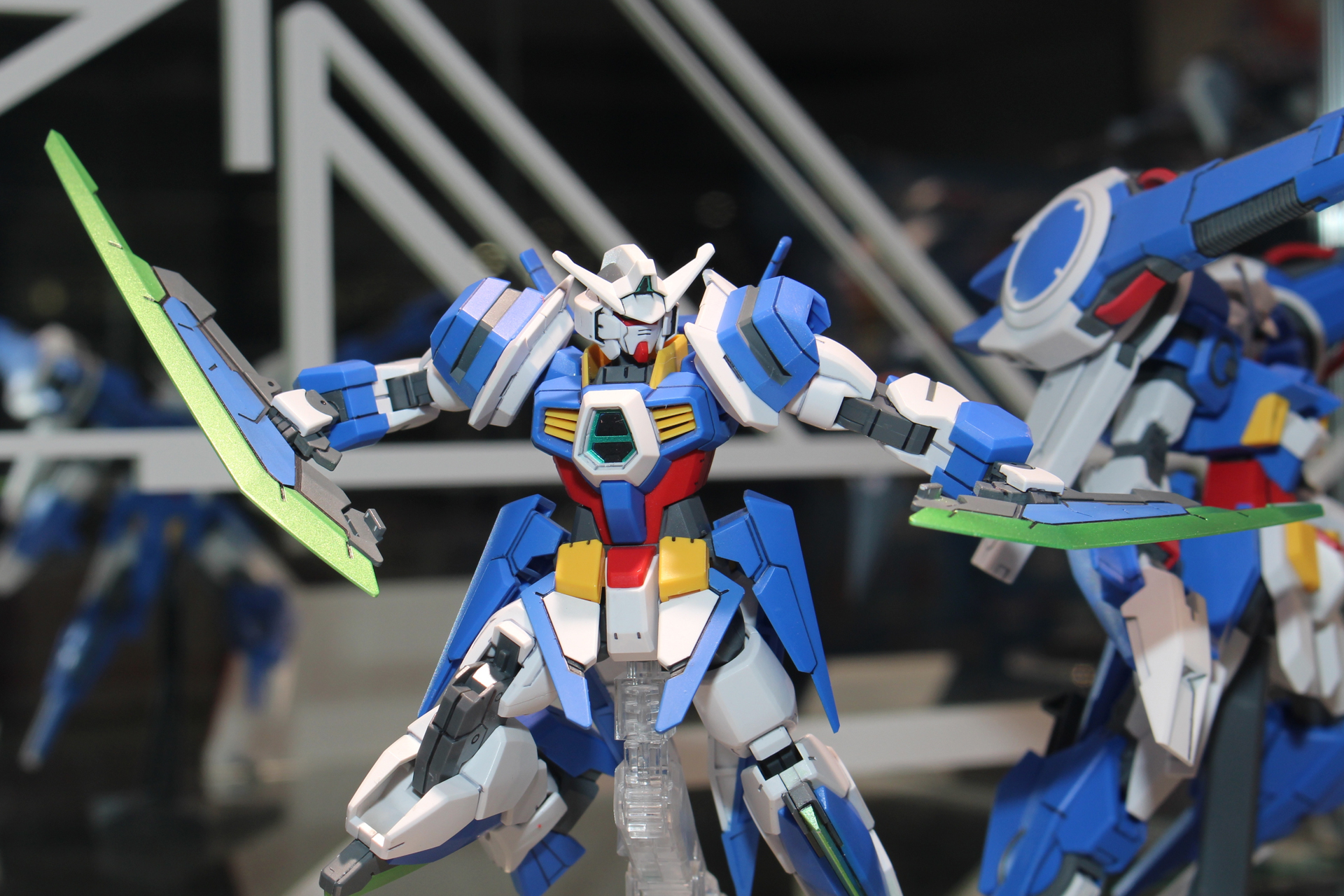 ガンダムAGE-1 レイザー。両手とヒザにレイザーブレイドを装備している