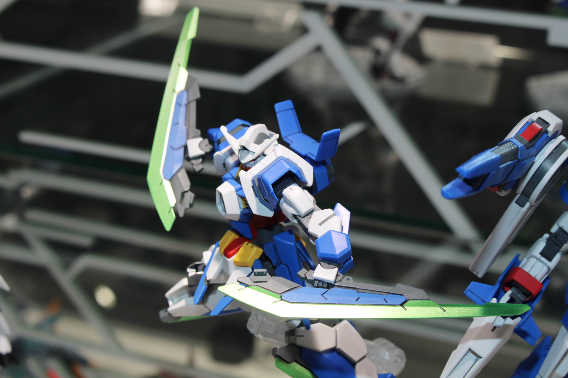 手に持った状態で展示されたレイザーブレイド。通常は前腕に取り付けられていて、2つを接続するとブーメラン形態になる