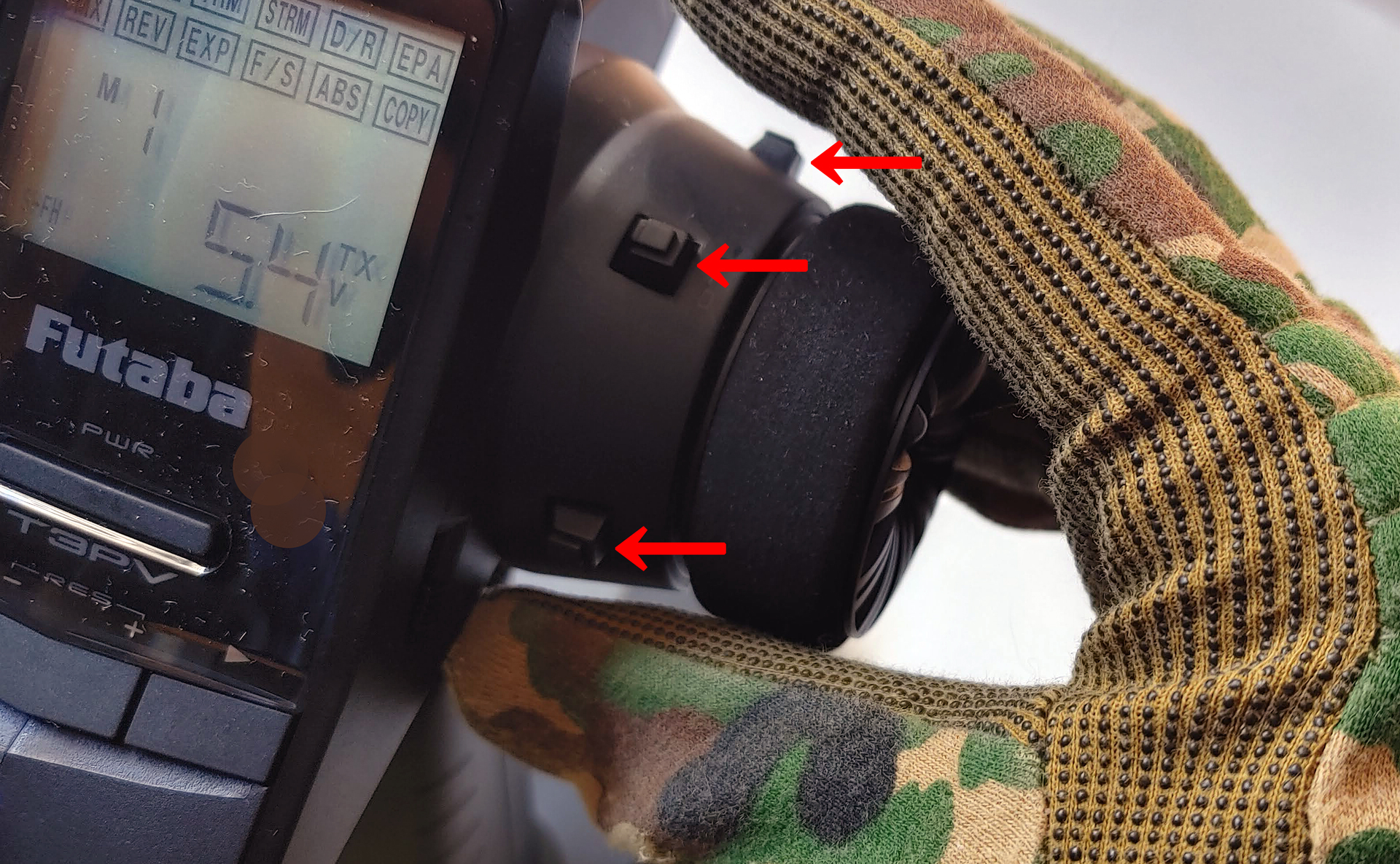 「3PV-R203GF」はステアリングホイールの横に3つのボタンが付いていて、走らせながらのトリム調整が可能だ