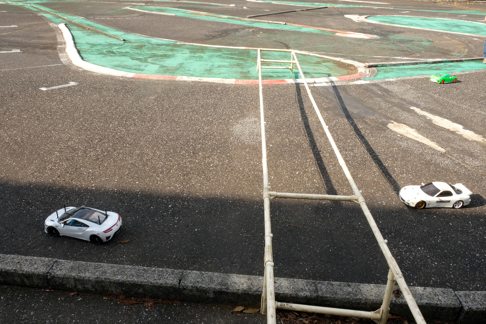 レース前に参加車両が棒の下を通過することでトランスポンダーが読み込まれ、スタート準備となる。アンテナパイプが立ててあると棒に接触してしまうので、レースには外して参加した