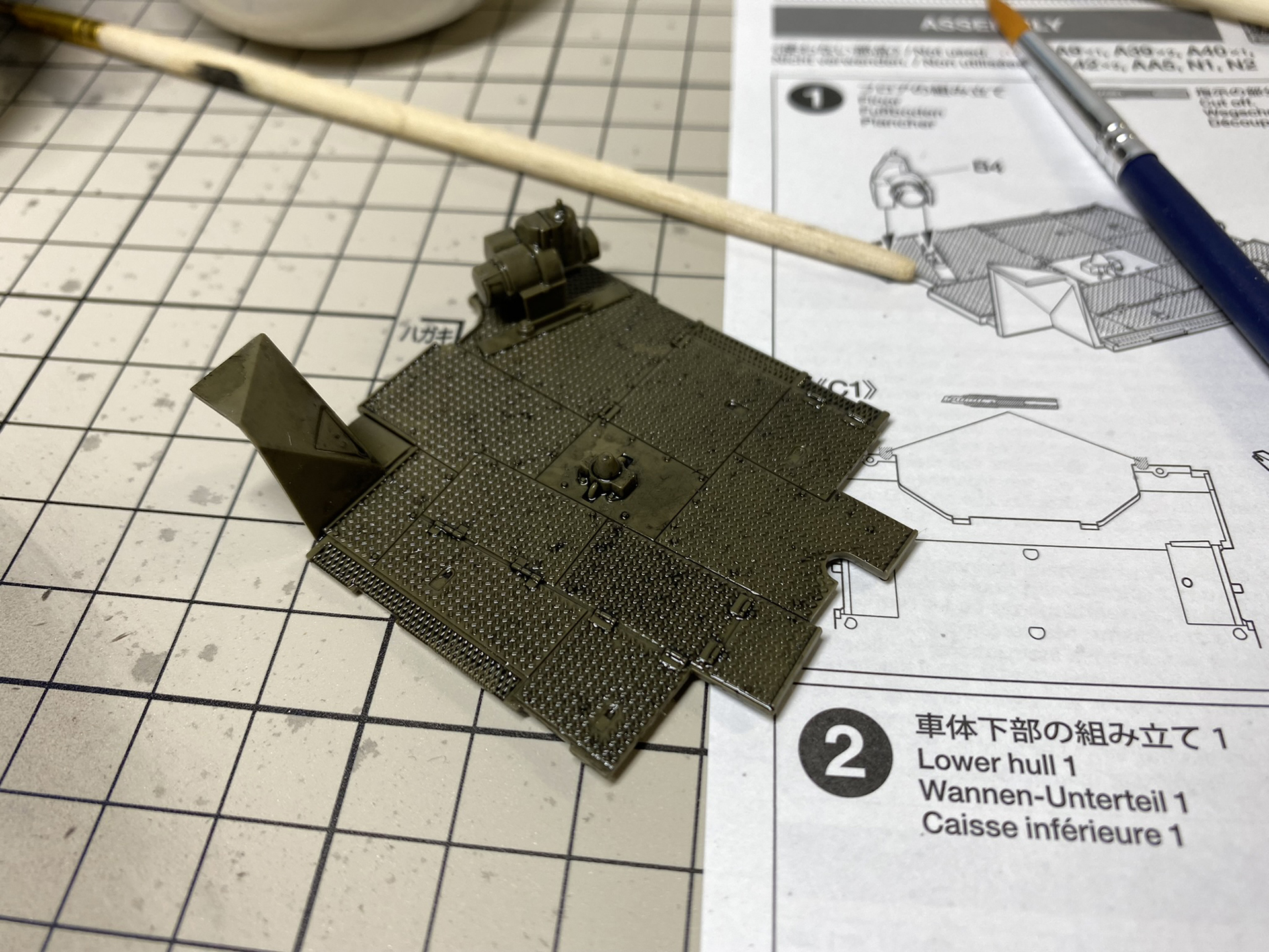 戦車内部の床部分や機械を再現したパーツを、薄めてあるウォッシング用塗料で全体的に塗り、その後ティッシュで拭き取る