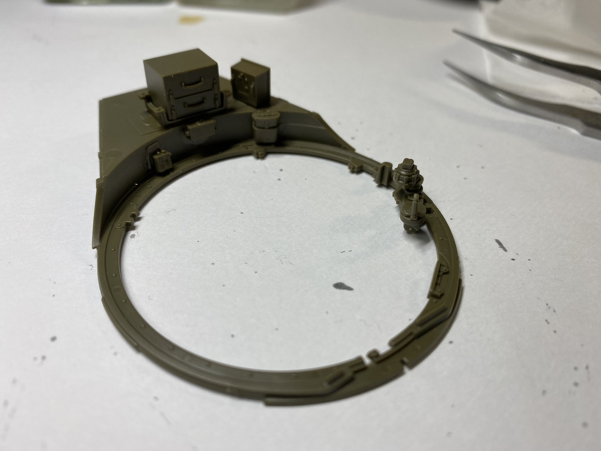 基部にメカを取り付けていく。引き出しには電装の補修部品などが入っているのだろうか？