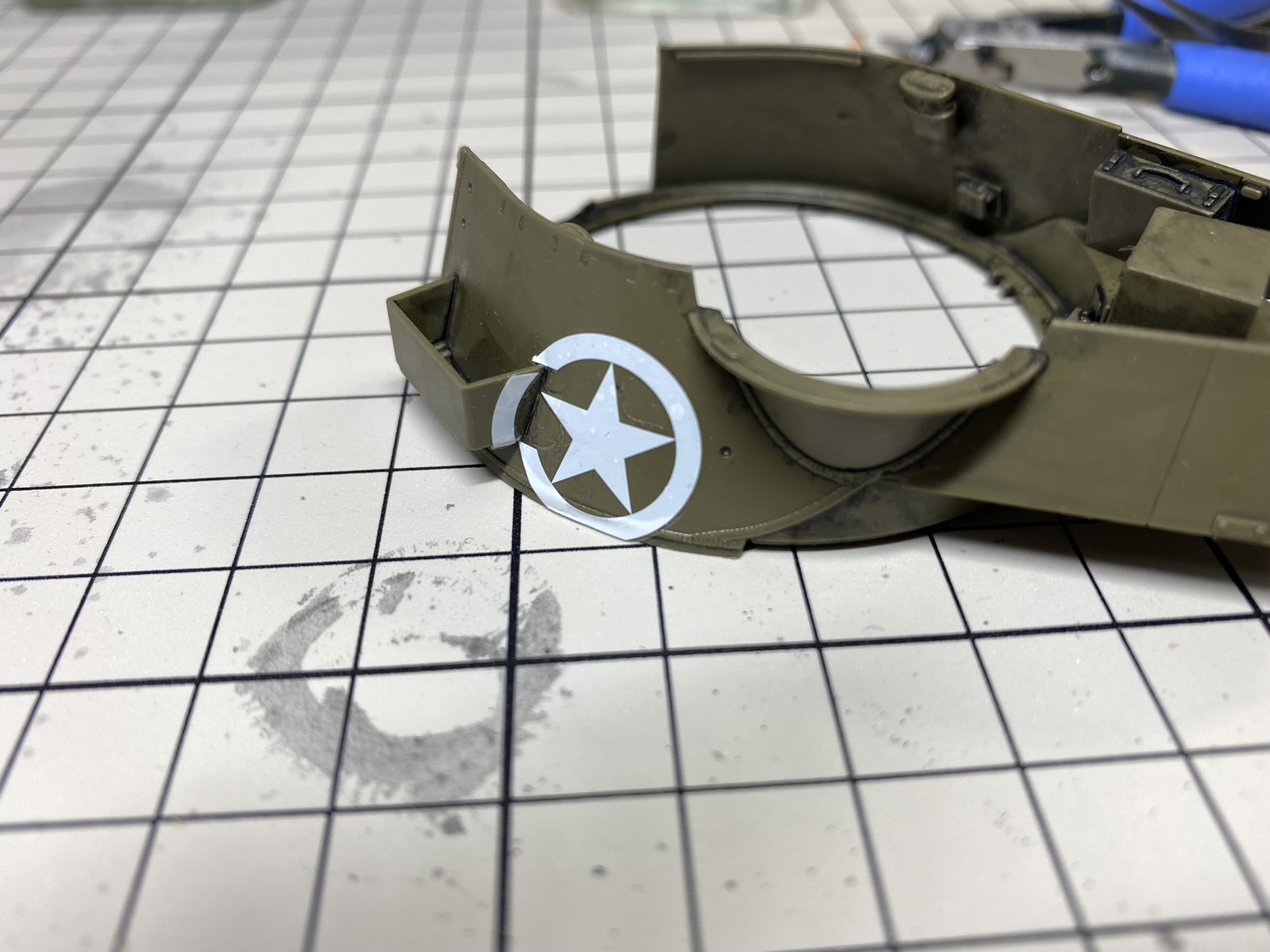 出っ張りがあるのでデカールを貼るのが難しかった。……実は作業中にデカールが乾いて剥がれそうになった。今後デカール用の道具も充実させたい