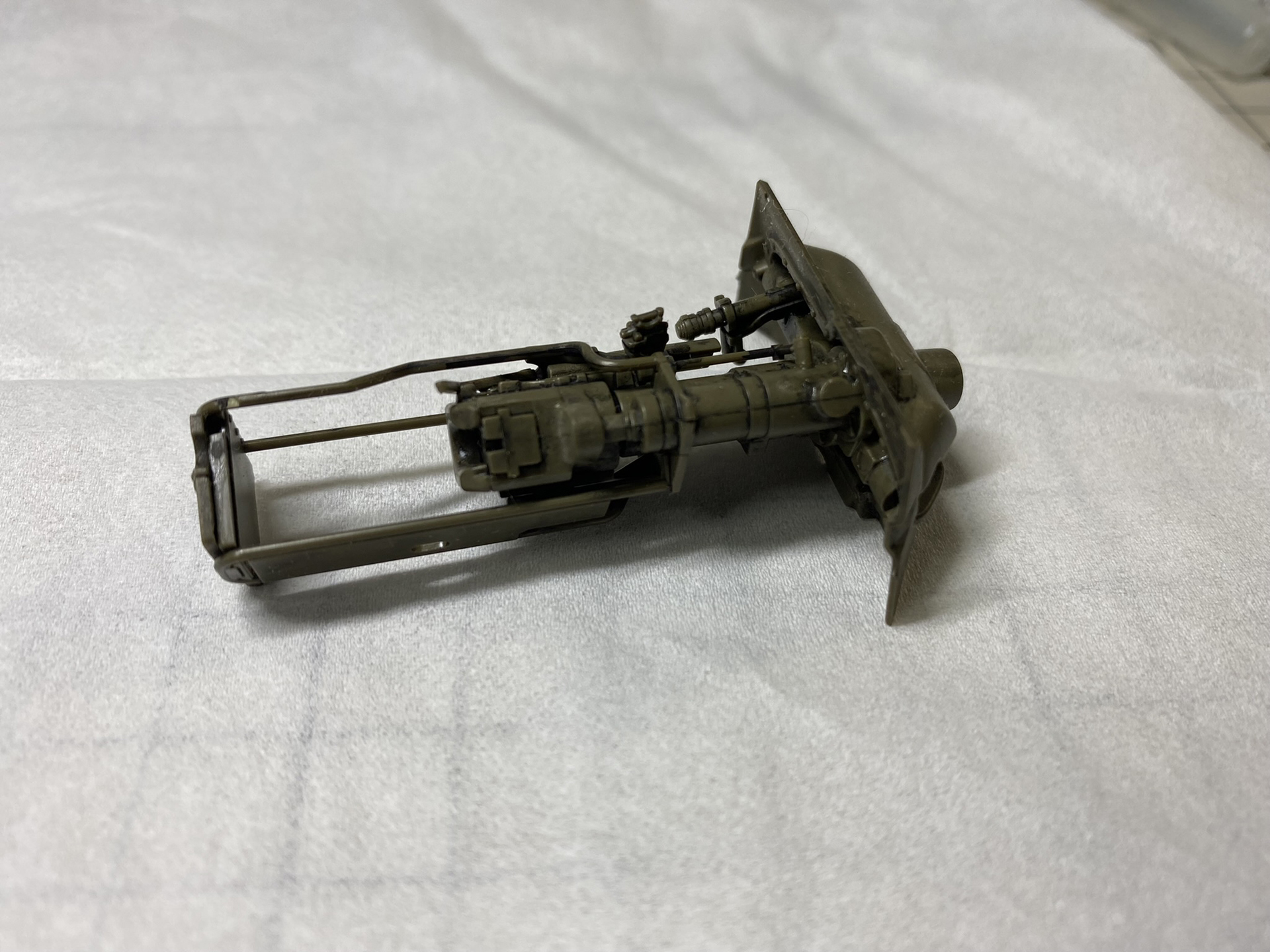 ヘルキャットでは斜めに主砲を取り付ける。これはスペース確保のためだという。砲の左側についているのが照準装置だろう