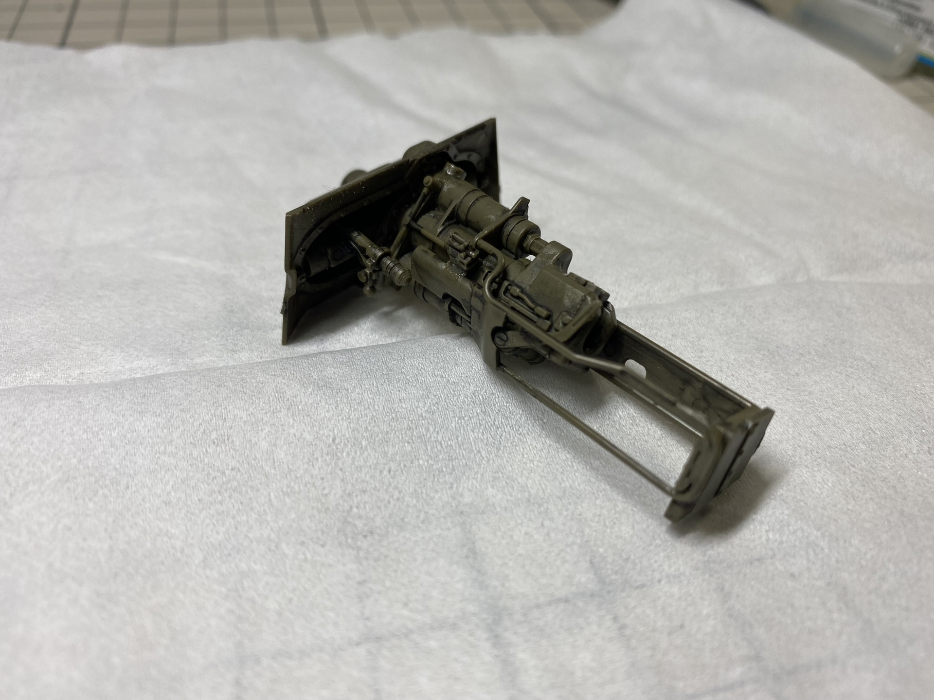 ヘルキャットでは斜めに主砲を取り付ける。これはスペース確保のためだという。砲の左側についているのが照準装置だろう