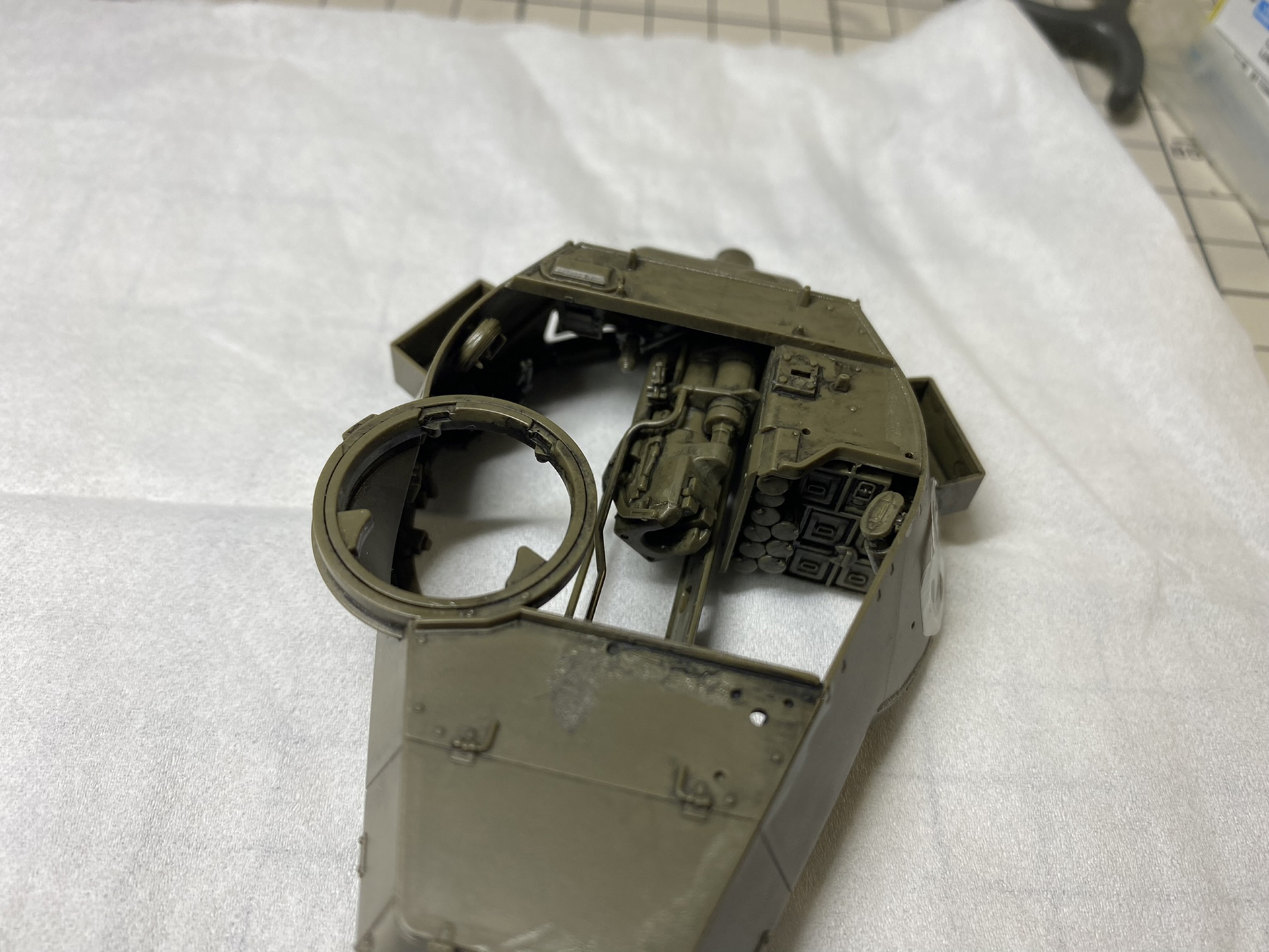 砲塔内にセット。真ん中にドンと取り付ける。ここから戦車砲弾が発射されるのだ。車内は狭いし、発射時はかなり怖そうだ