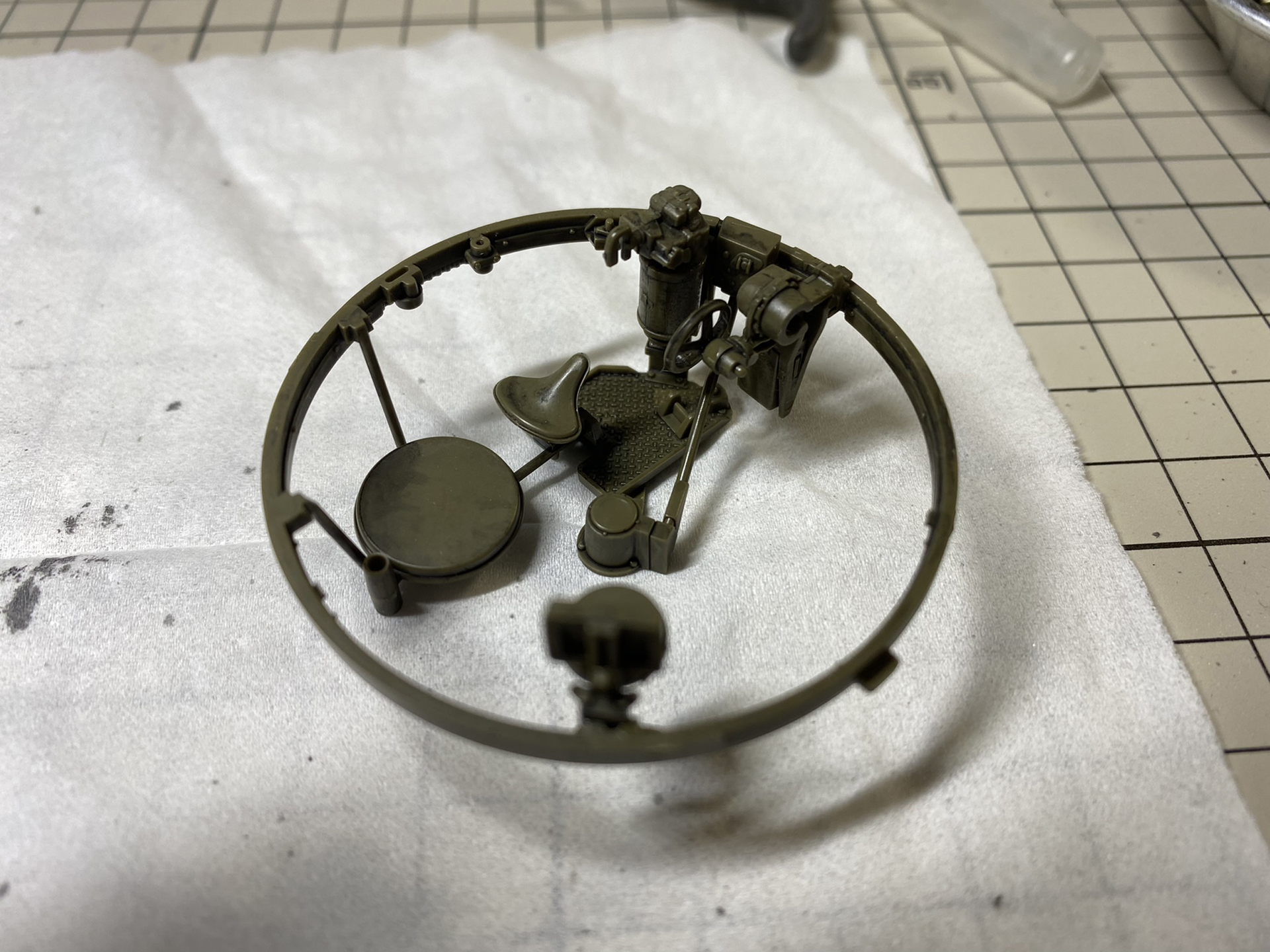 砲塔下部。乗員の椅子などを組み立てていく。ハンドルを回すことで砲塔が回転するのだろうか？　こういった装置の1つ1つを説明してくれる資料が欲しくなってくる