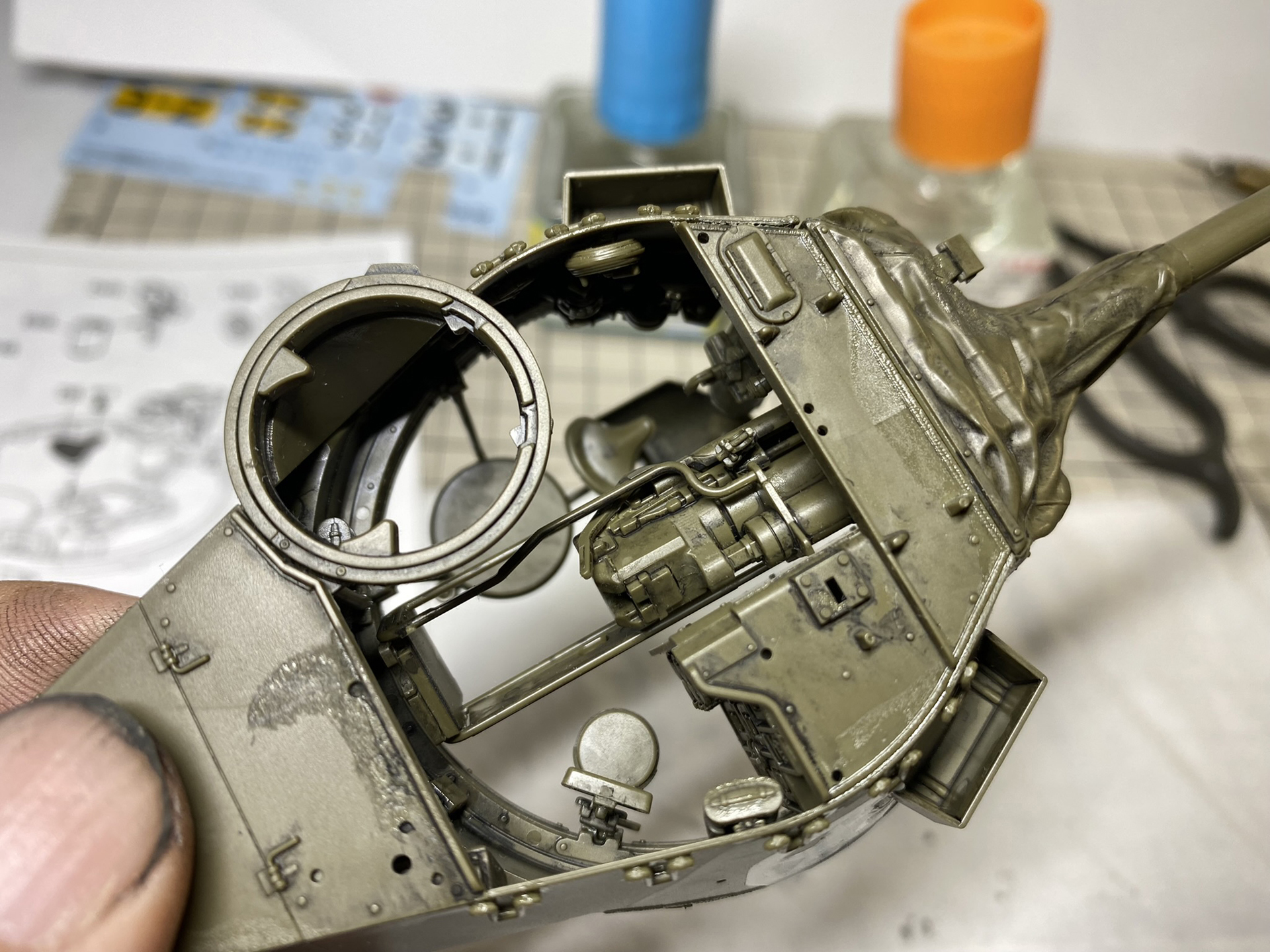 この内部メカの密度が本キット最大の魅力。オープントップのヘルキャットだからこそのプラモデル描写だ