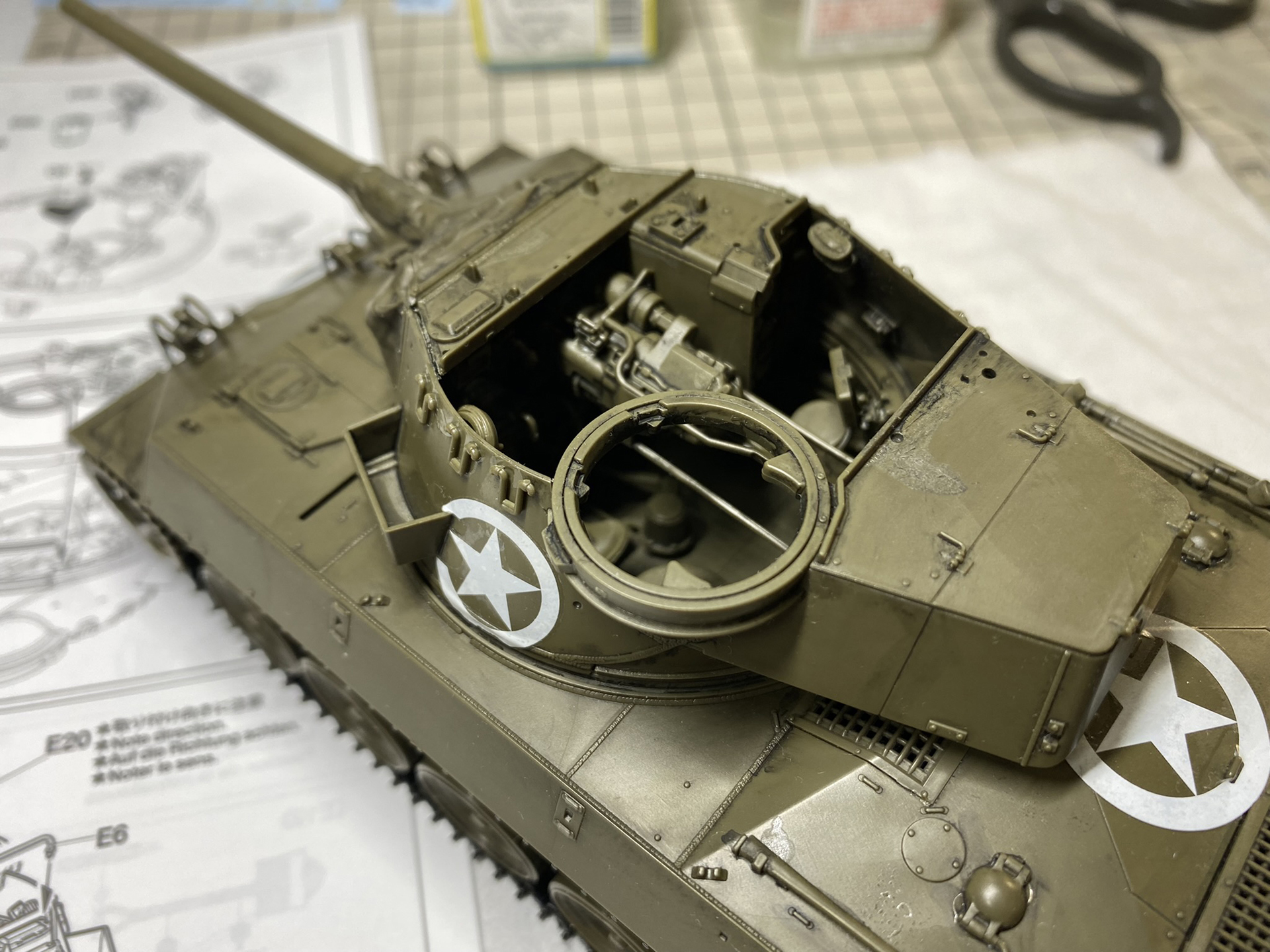 この内部メカの密度が本キット最大の魅力。オープントップのヘルキャットだからこそのプラモデル描写だ