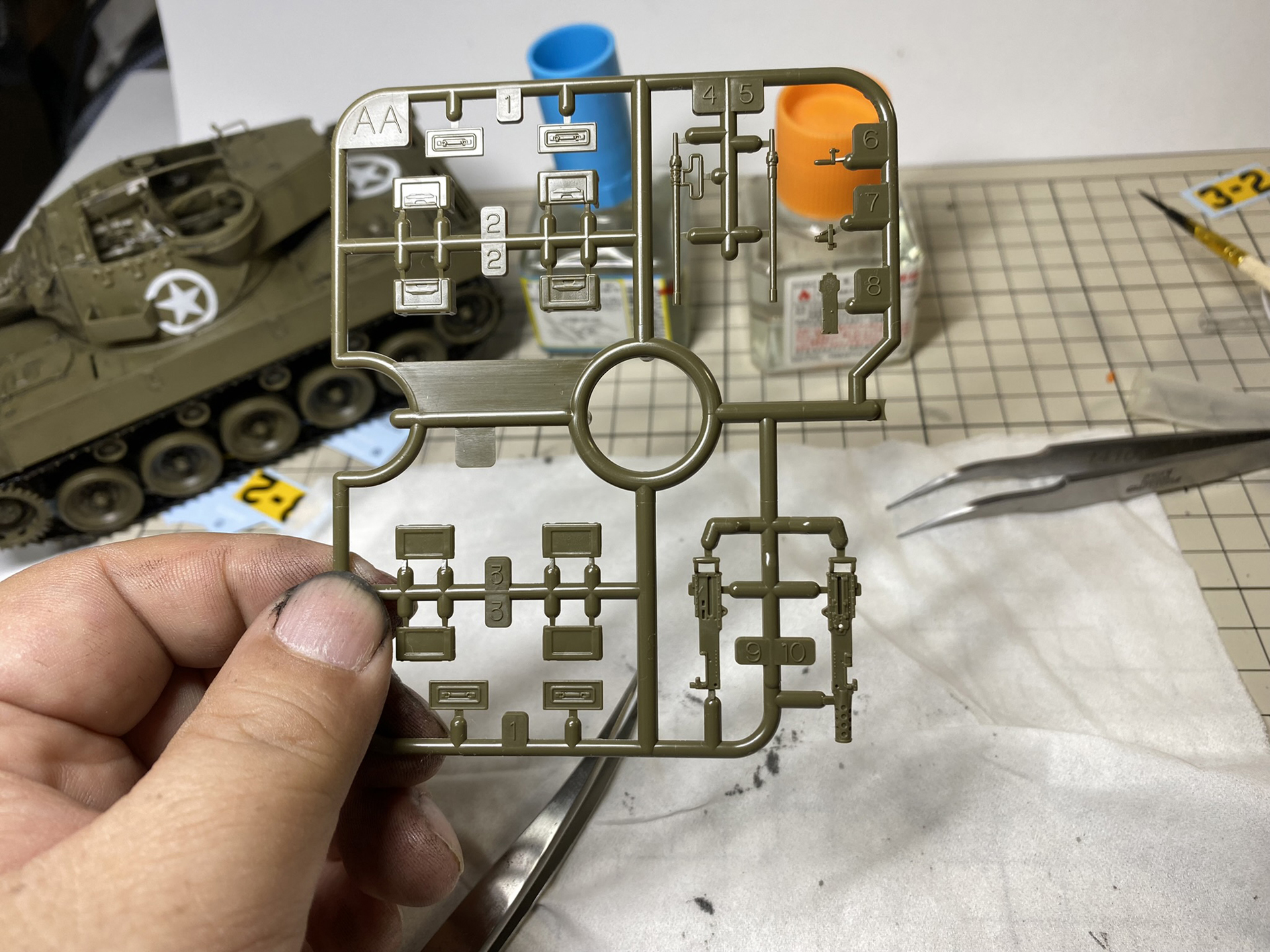 2.7mm ブローニングM2重機関銃は別ランナーで用意されている。今回は銃身の基部に放熱用のカバーがついて、その前に砲身交換用の取っ手があるが、このオプションがない銃身パーツもある