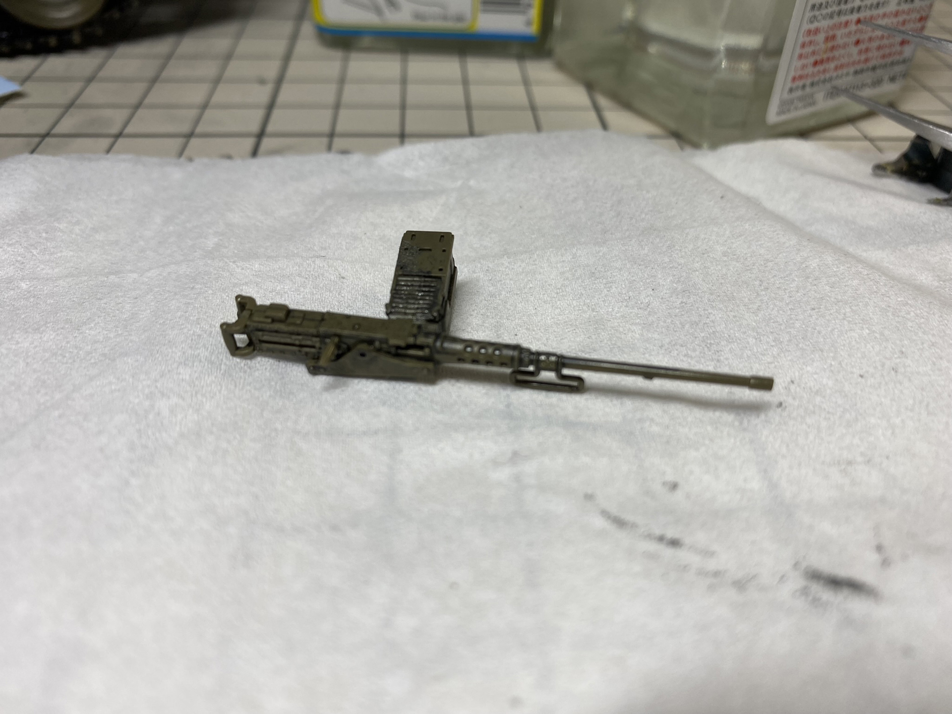 2.7mm ブローニングM2重機関銃は別ランナーで用意されている。今回は銃身の基部に放熱用のカバーがついて、その前に砲身交換用の取っ手があるが、このオプションがない銃身パーツもある