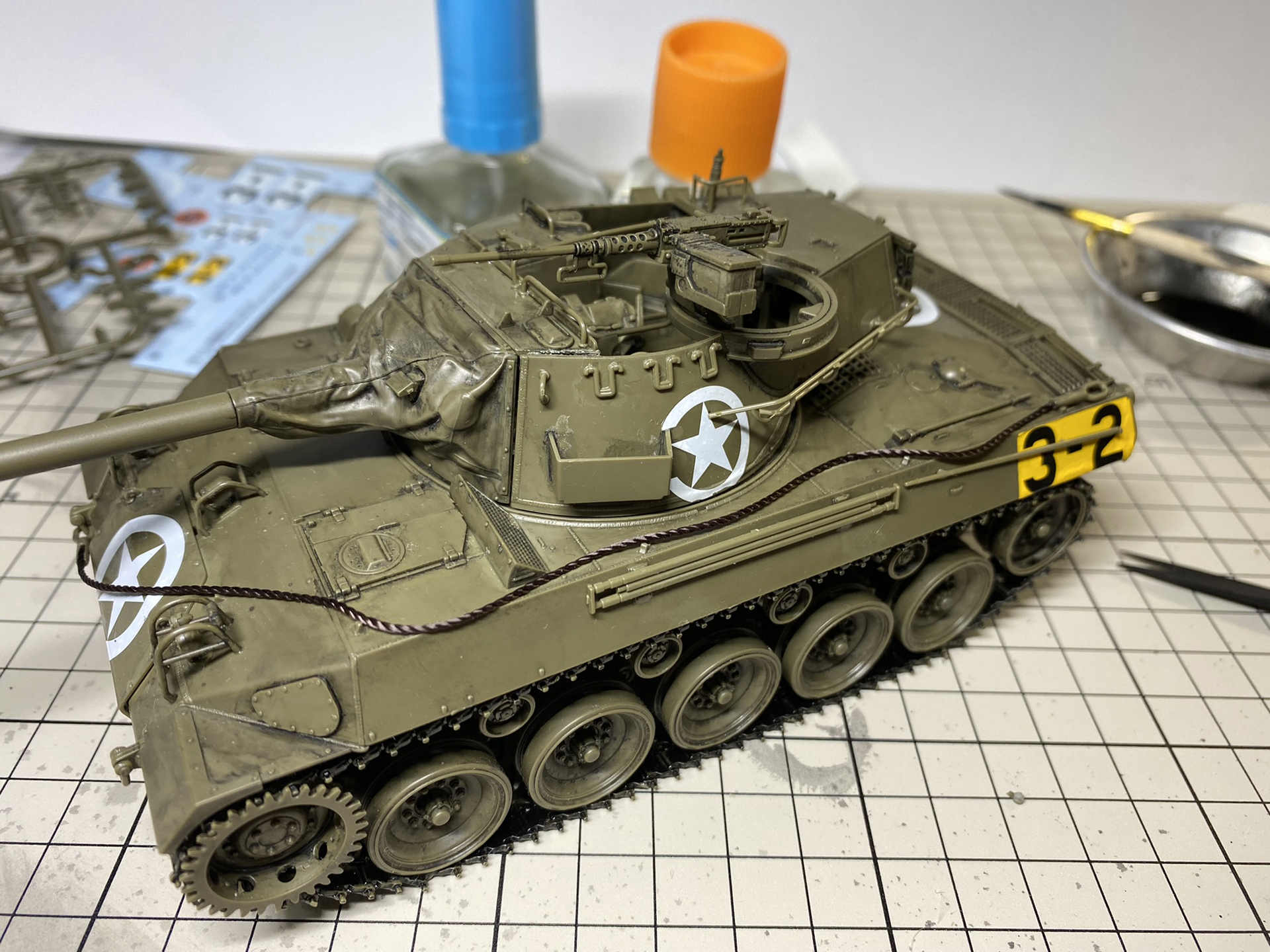 ワイヤーなど様々な外装品を取り付ける