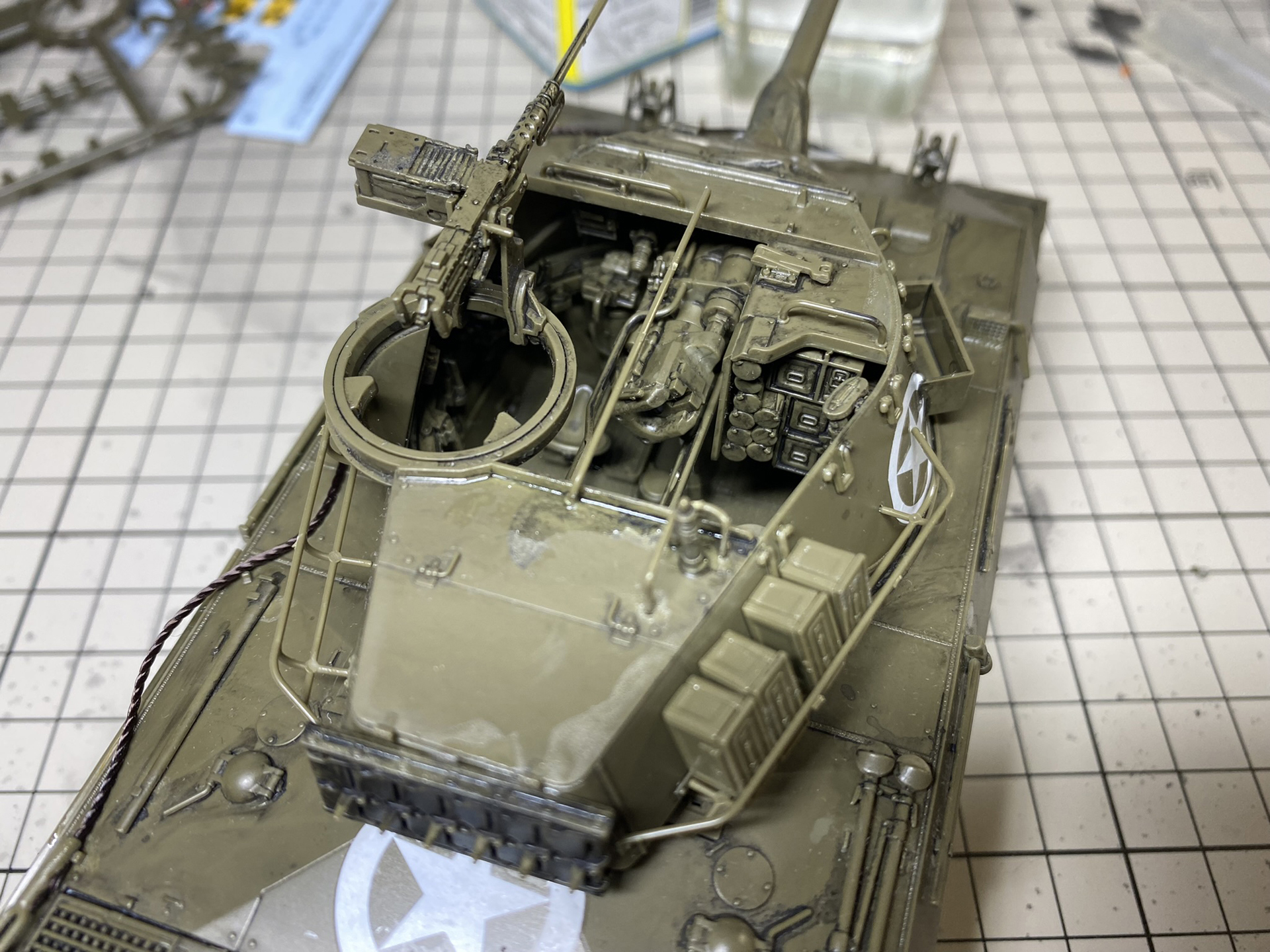 車内をのぞき込む。ものすごく狭い