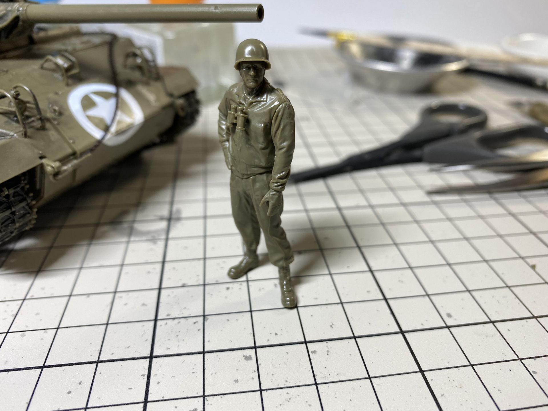 フィギュアを組み立てる。実際の衣装を着た人をスキャンし、精密に造型したフィギュアだ