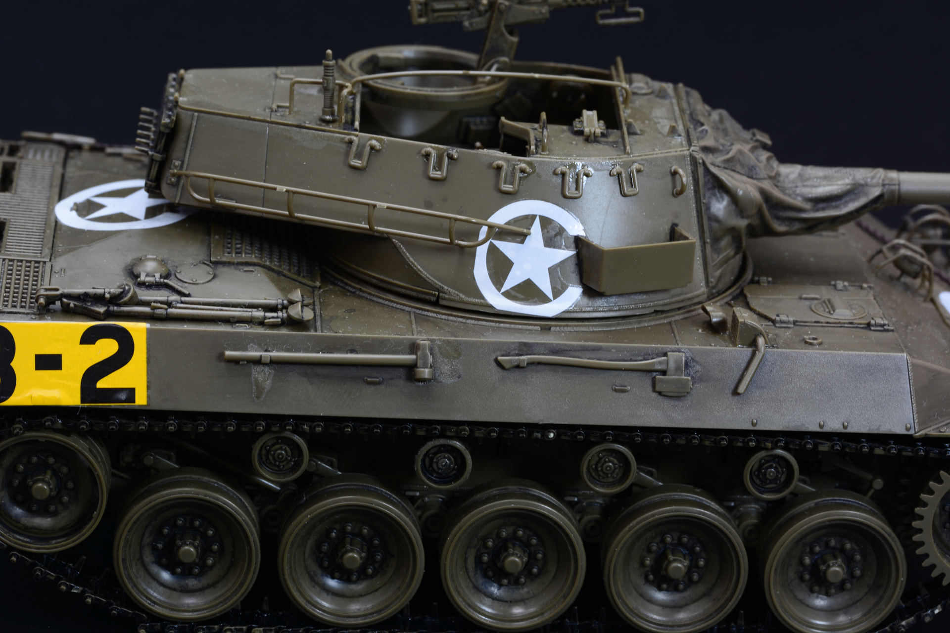 側面と後方。様々な装備品や手すりなど、実在の兵器だからこその情報量だ。現場でどう使われたのか、戦場ではどんなことが起こるのか、戦車に乗り込むためには手すりはどこにつくのか……。様々なドラマを感じることができる