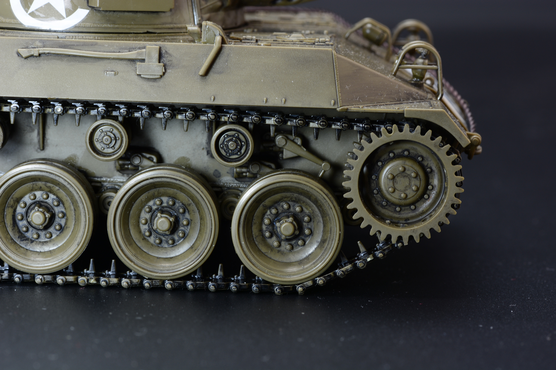 車輪と履帯の描写は戦車の楽しみポイント