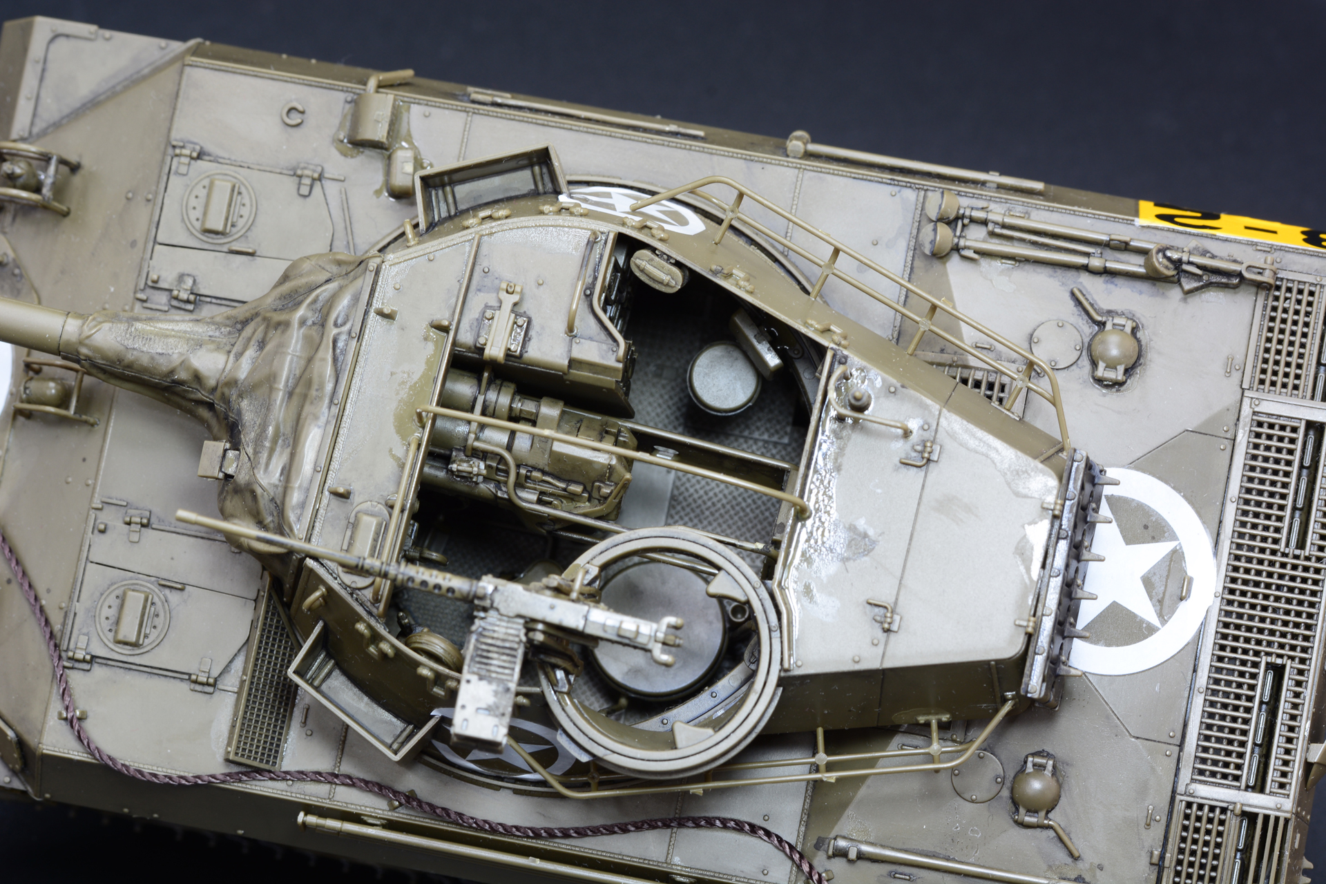 やはりこのキットの魅力は車内だ。みっちりの車内メカがたまらない