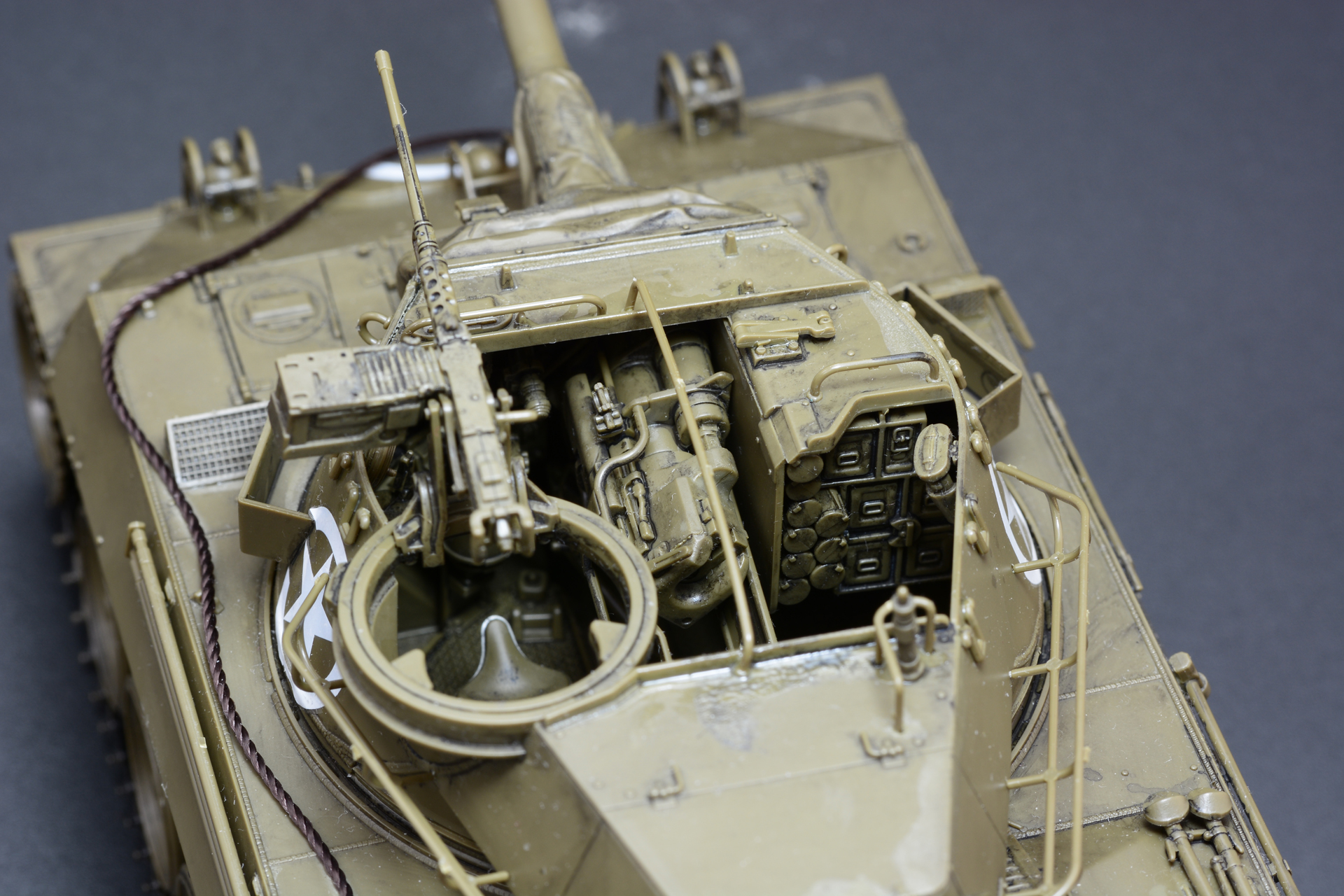 やはりこのキットの魅力は車内だ。みっちりの車内メカがたまらない