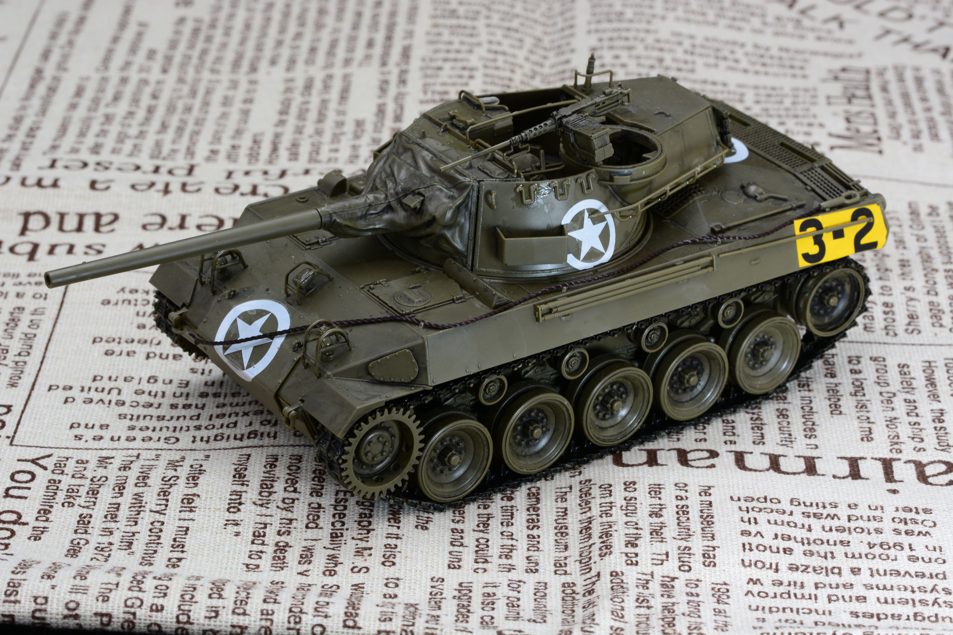 英字新聞の布、木目シートを使うと"模型らしさ"を強調した雰囲気に