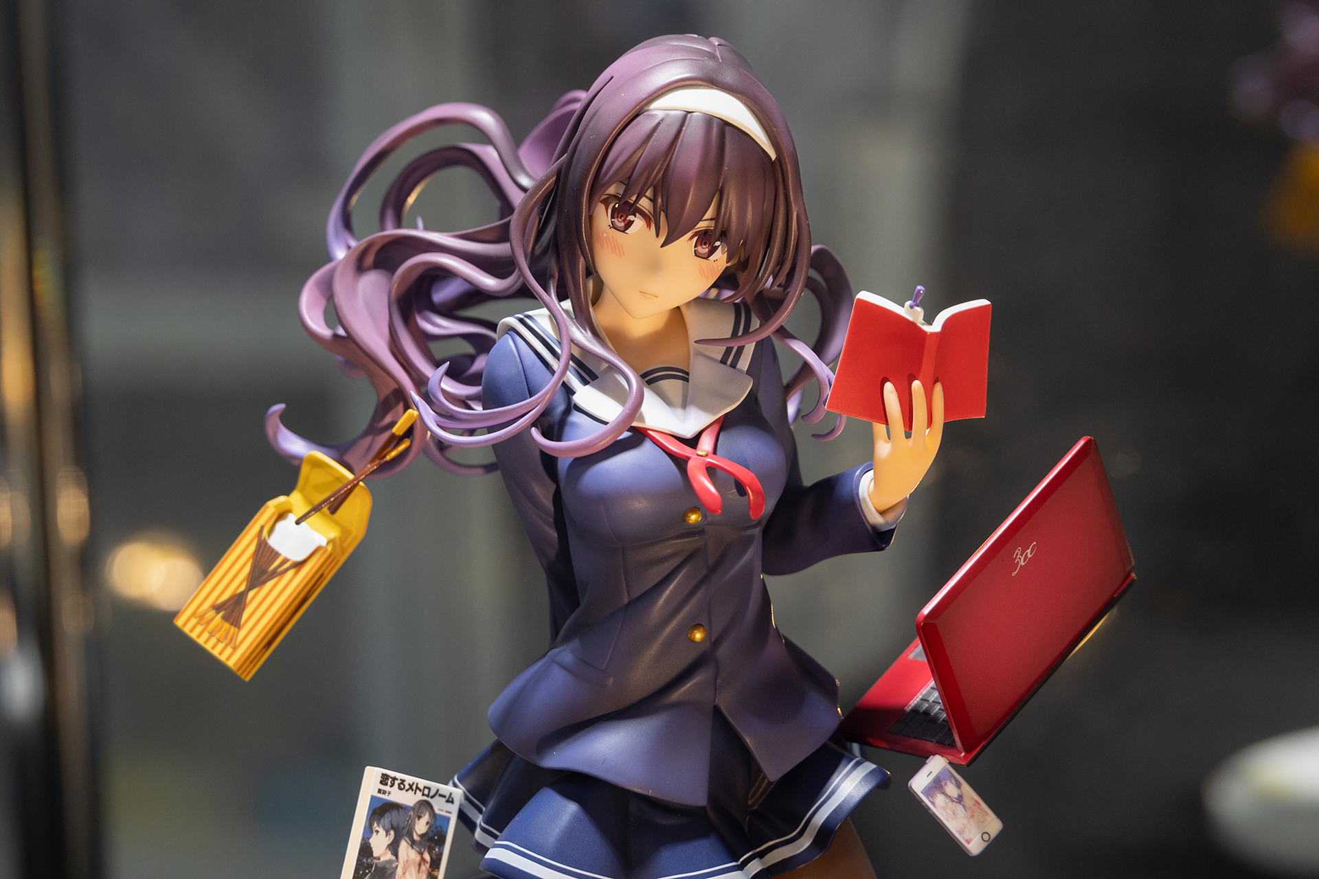 複雑に絡み合う長い髪や、制服のシワなどのデティール感もよく出ている。