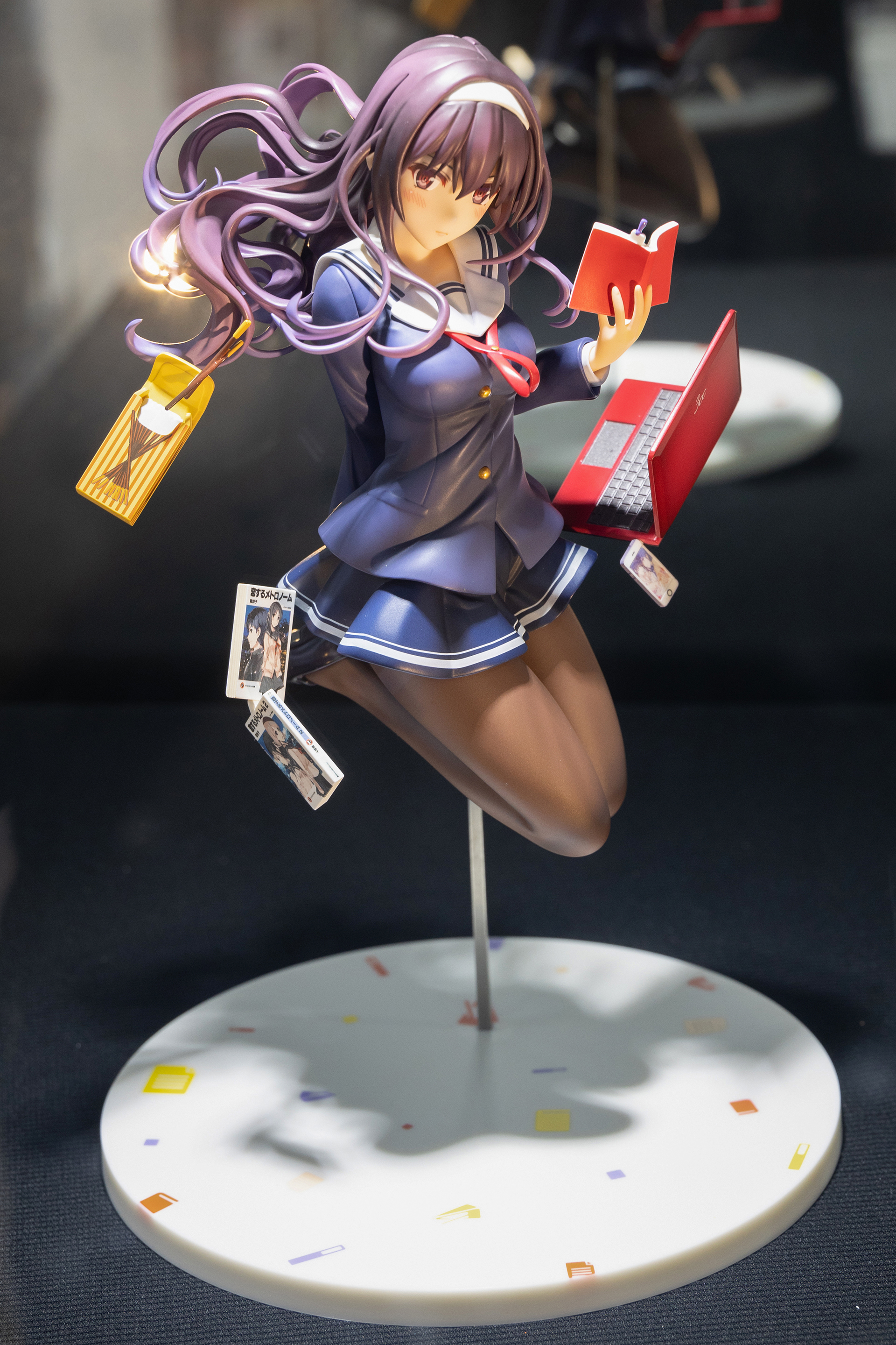 台座部分はこのように、白をベースにカラフルな模様が付けられている。