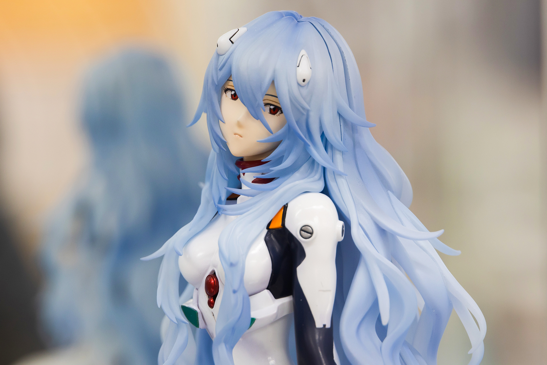 淡いブルーの髪と白いプラグスーツという色合いから、透き通るような透明感がある。