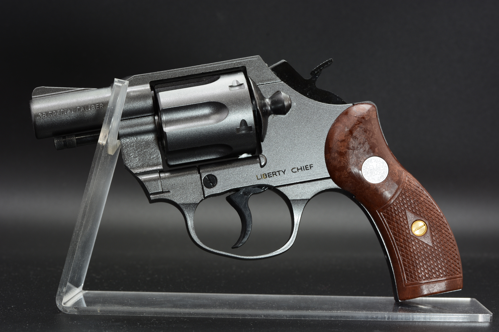 左右側面と前後。スナブノーズといわれる短銃身に、ラウンドパッドという小ぶりのグリップで、携帯性を高めている。S&Wやコルトのような目立った刻印がなく、「S&W M36」と「Colt Detective Special」と比べるとデザインを参考にしているのがよくわかる