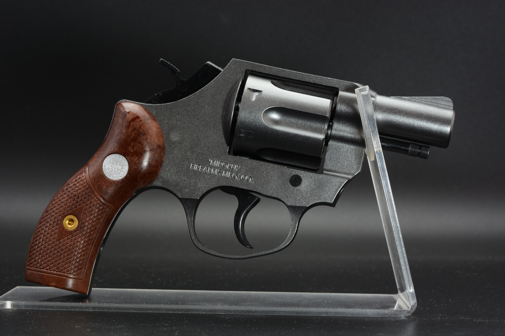 左右側面と前後。スナブノーズといわれる短銃身に、ラウンドパッドという小ぶりのグリップで、携帯性を高めている。S&Wやコルトのような目立った刻印がなく、「S&W M36」と「Colt Detective Special」と比べるとデザインを参考にしているのがよくわかる