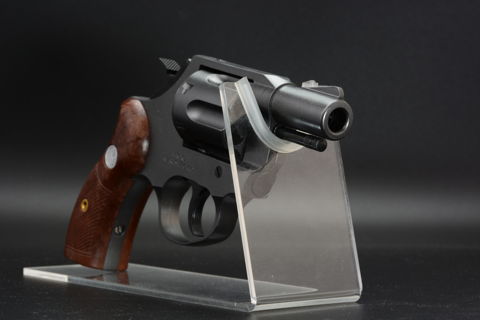 左右側面と前後。スナブノーズといわれる短銃身に、ラウンドパッドという小ぶりのグリップで、携帯性を高めている。S&Wやコルトのような目立った刻印がなく、「S&W M36」と「Colt Detective Special」と比べるとデザインを参考にしているのがよくわかる