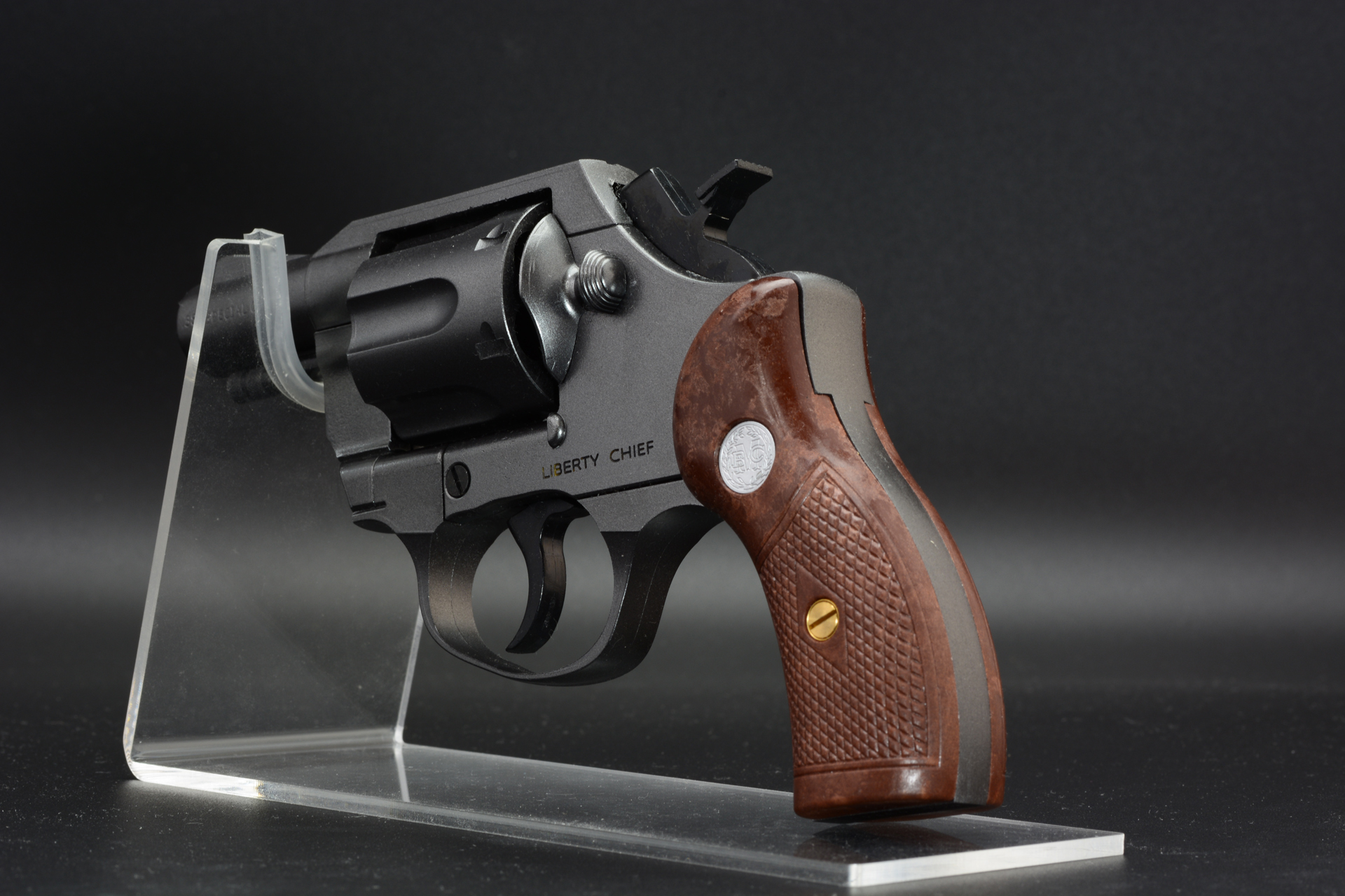 左右側面と前後。スナブノーズといわれる短銃身に、ラウンドパッドという小ぶりのグリップで、携帯性を高めている。S&Wやコルトのような目立った刻印がなく、「S&W M36」と「Colt Detective Special」と比べるとデザインを参考にしているのがよくわかる