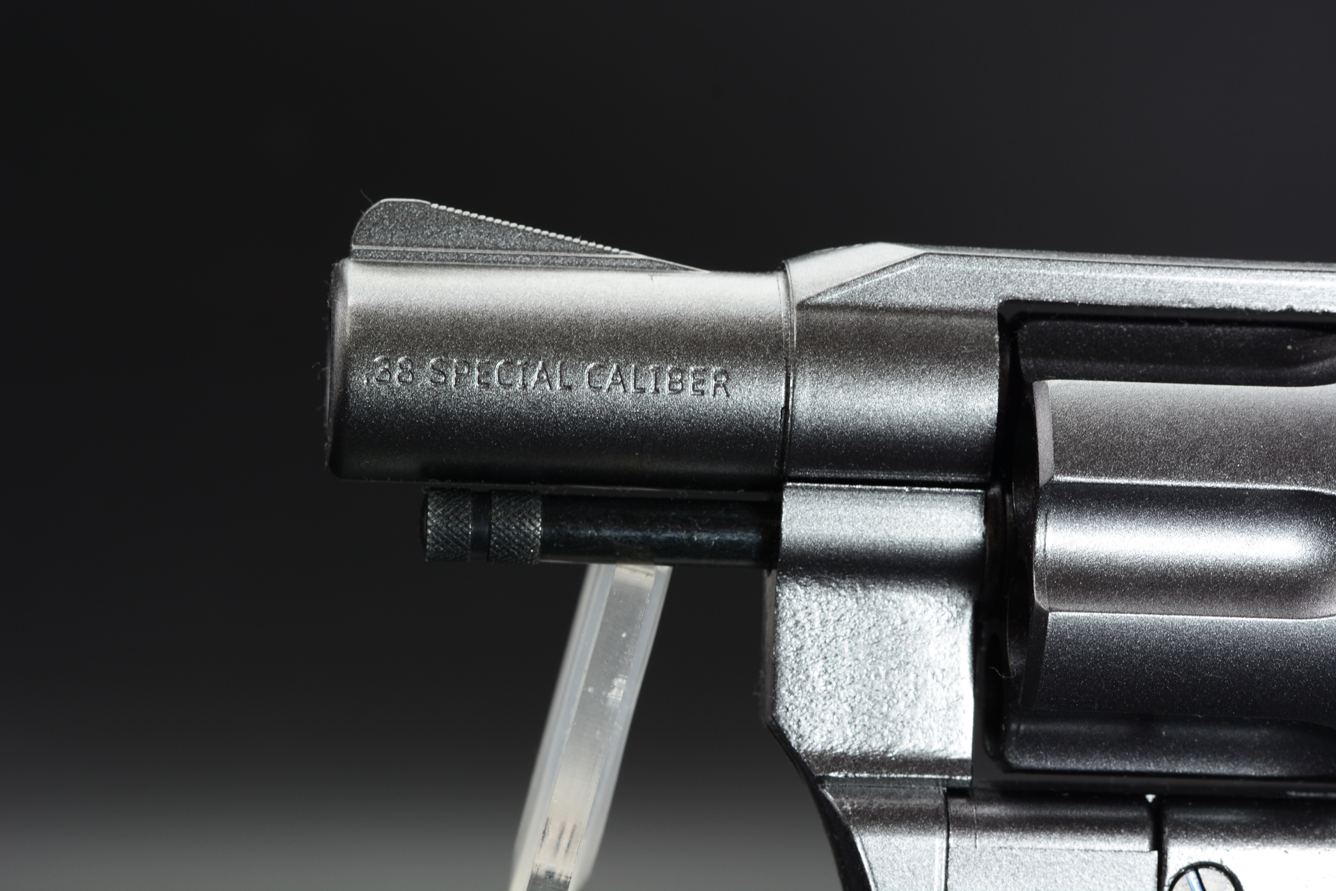 2インチの短銃身。命中精度よりも携行性を重視している。銃身の下のエキストラクターロッドはむき出しなため操作しやすい
