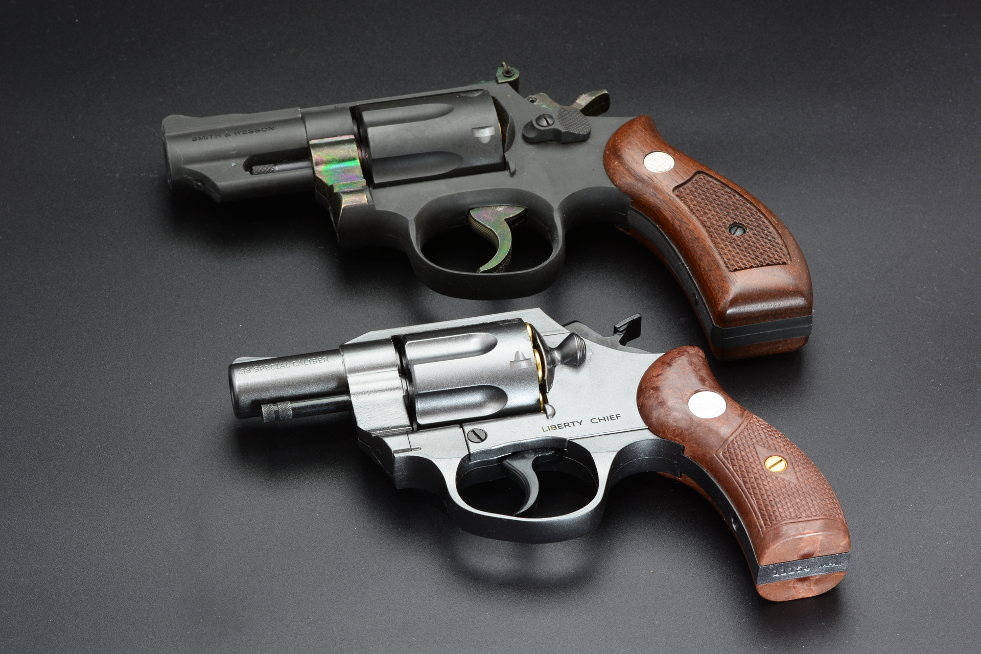 ハートフォードのM19は組立式のモデルで、筆者はそのまま組んだためヘビーウェイト樹脂むき出しだ。「LIBERTY CHIEF .38special 2インチモデル」は鉄の質感を出すため表面を研磨し、塗装をすることで実銃のような質感を獲得している