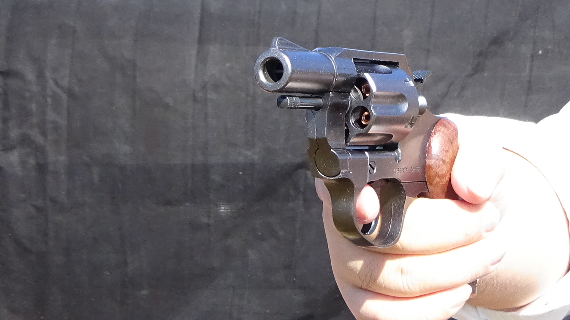 手に持つとグリップは手のひらにすっぽり収まる。小さな拳銃は刑事ドラマではリアリティのある雰囲気をもたらすだろう