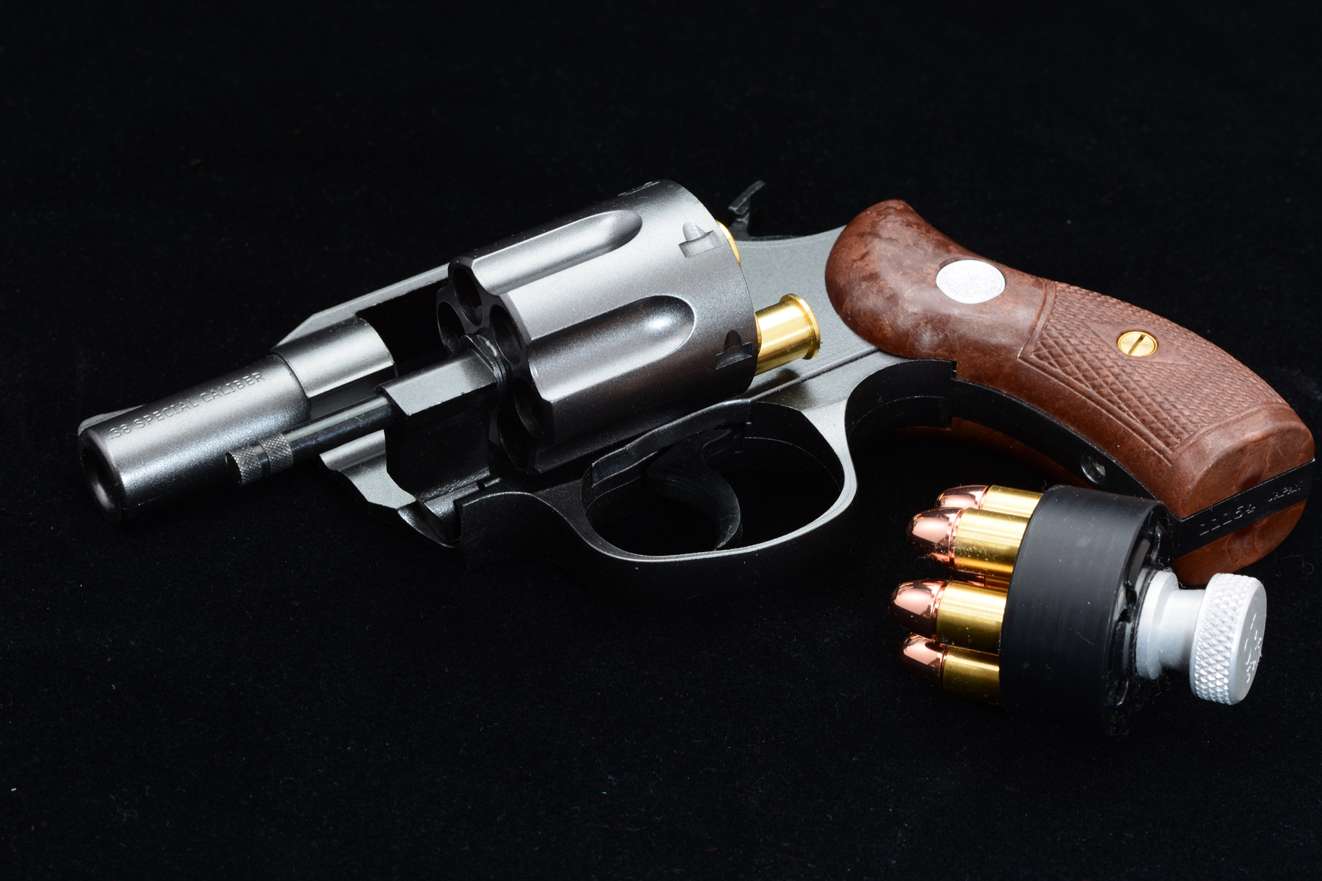 黒の生地は光を吸収するため、ホワイトバランスを調整する必要がある。またしわを作っても目立たない場合が多いので、写真を撮るのが難しかった