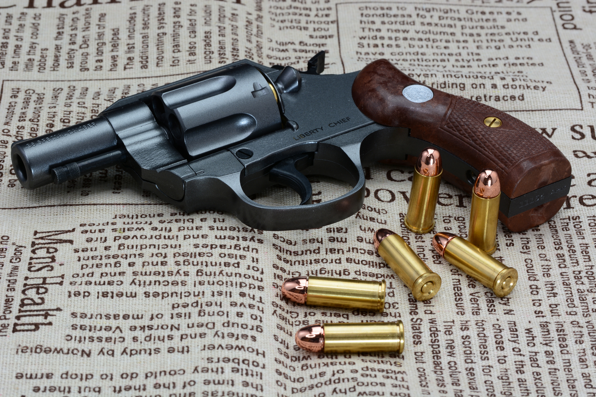 英字新聞がプリントされた布。本物の英字新聞でも良かったが、布の方が耐久性があり印刷もかすれないため耐久性に優れる。……使い回しがよりしやすいというわけだ