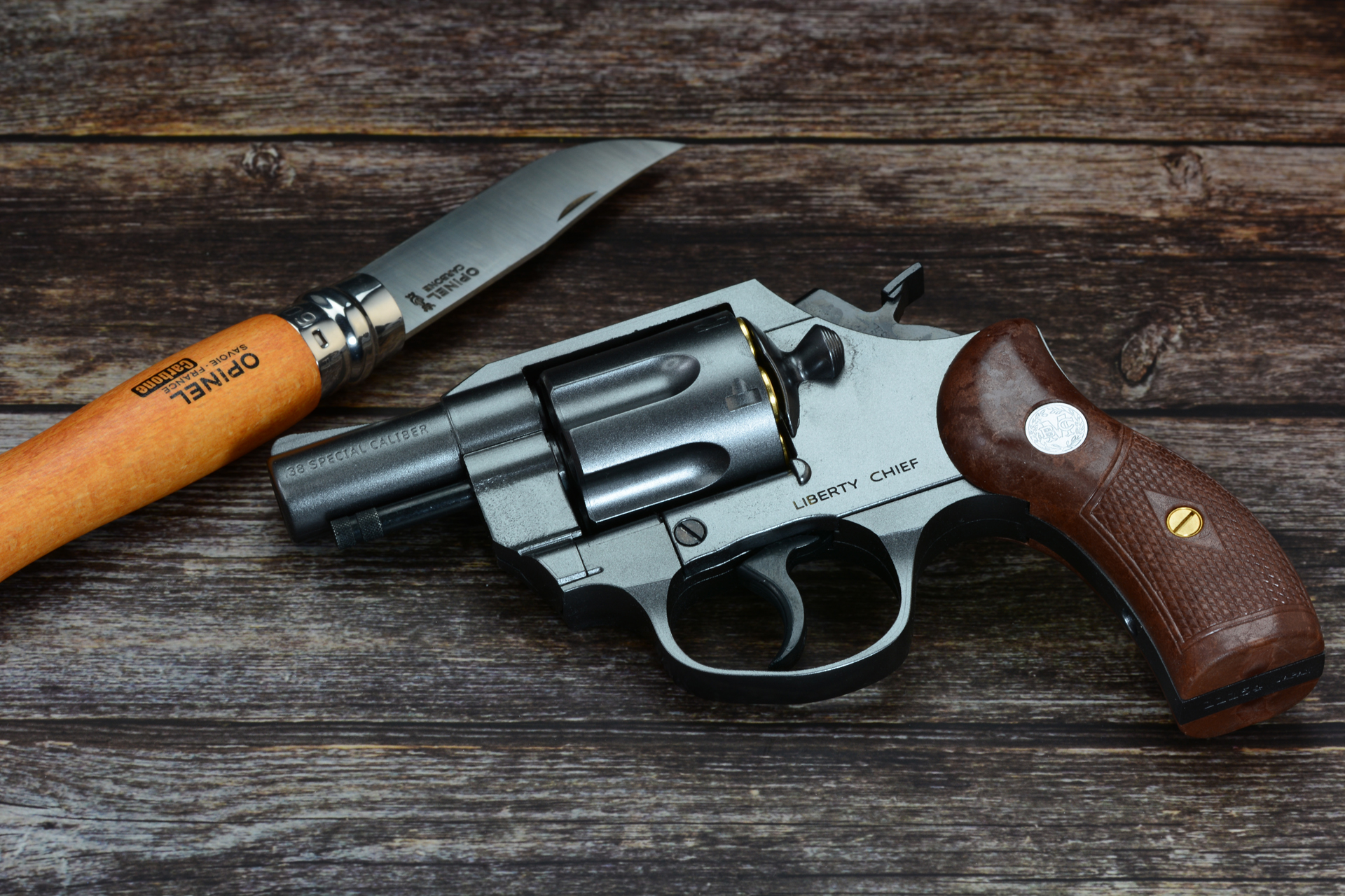 今回予想を超えた収穫と感じたのは木目シート。一見本物の木の板に見えるし、取り回しや保管も非常に楽だ。ホームセンターなどで売っている